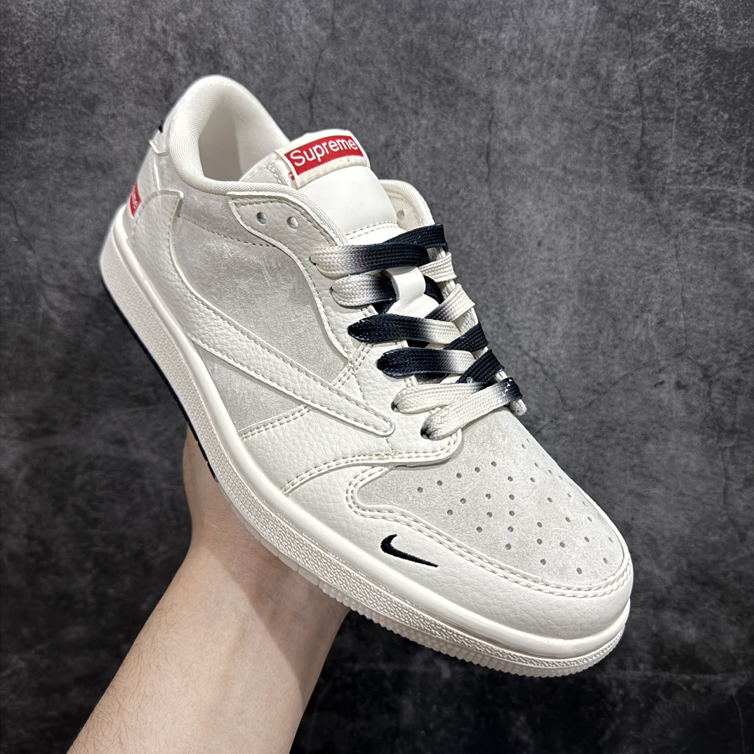 图片[3]-【定制版】Travis Scott x Fragment Design x Air Jordan 1 Low OG SP AJ1 乔1 Sup联名-米白蓝猪八双拼 低帮文化休闲板鞋 BB7518-002rn#多方联名合作融合了Travis Scott 独特的音乐风格，藤原浩个性的设计风格以及Jordan品牌的经典元素 使其成为一双具有独特身份和价值的鞋子 清新而立体的外观加上联名标识更突出了其独特身份 这种配色方案显示出活力和时尚感 在视觉上引人注目  鞋身的质感和细腻的细节处理使其显得高端而格调十足  这款“倒钩”联名是设计与创意完美结合  融合多方的个性风格是一款备受瞩目的潮流鞋款r 尺码：36 36.5 37.5 38 38.5 39 40 40.5 41 42 42.5 43 44 44.5 45  编码：HXS320340-莆田鞋批发中心