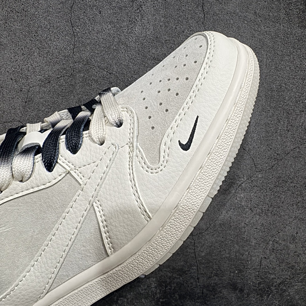 图片[6]-【定制版】Travis Scott x Fragment Design x Air Jordan 1 Low OG SP AJ1 乔1 Sup联名-米白蓝猪八双拼 低帮文化休闲板鞋 BB7518-002rn#多方联名合作融合了Travis Scott 独特的音乐风格，藤原浩个性的设计风格以及Jordan品牌的经典元素 使其成为一双具有独特身份和价值的鞋子 清新而立体的外观加上联名标识更突出了其独特身份 这种配色方案显示出活力和时尚感 在视觉上引人注目  鞋身的质感和细腻的细节处理使其显得高端而格调十足  这款“倒钩”联名是设计与创意完美结合  融合多方的个性风格是一款备受瞩目的潮流鞋款r 尺码：36 36.5 37.5 38 38.5 39 40 40.5 41 42 42.5 43 44 44.5 45  编码：HXS320340-莆田鞋批发中心