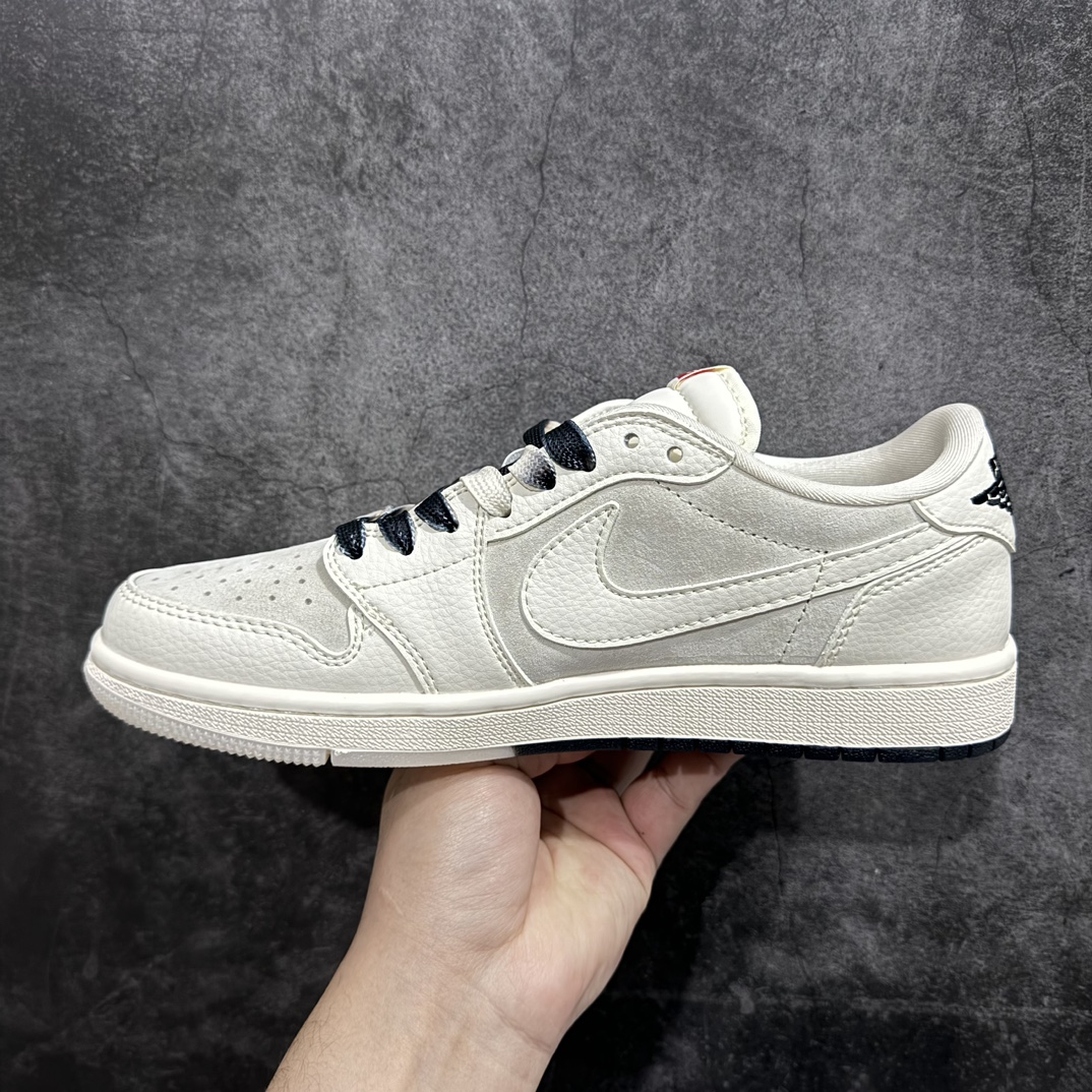 图片[2]-【定制版】Travis Scott x Fragment Design x Air Jordan 1 Low OG SP AJ1 乔1 Sup联名-米白蓝猪八双拼 低帮文化休闲板鞋 BB7518-002rn#多方联名合作融合了Travis Scott 独特的音乐风格，藤原浩个性的设计风格以及Jordan品牌的经典元素 使其成为一双具有独特身份和价值的鞋子 清新而立体的外观加上联名标识更突出了其独特身份 这种配色方案显示出活力和时尚感 在视觉上引人注目  鞋身的质感和细腻的细节处理使其显得高端而格调十足  这款“倒钩”联名是设计与创意完美结合  融合多方的个性风格是一款备受瞩目的潮流鞋款r 尺码：36 36.5 37.5 38 38.5 39 40 40.5 41 42 42.5 43 44 44.5 45  编码：HXS320340-莆田鞋批发中心