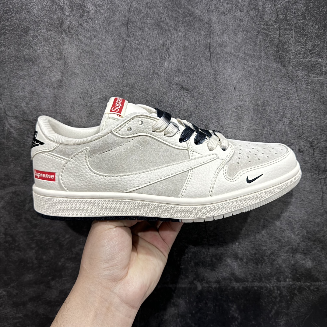 【定制版】Travis Scott x Fragment Design x Air Jordan 1 Low OG SP AJ1 乔1 Sup联名-米白蓝猪八双拼 低帮文化休闲板鞋 BB7518-002rn#多方联名合作融合了Travis Scott 独特的音乐风格，藤原浩个性的设计风格以及Jordan品牌的经典元素 使其成为一双具有独特身份和价值的鞋子 清新而立体的外观加上联名标识更突出了其独特身份 这种配色方案显示出活力和时尚感 在视觉上引人注目  鞋身的质感和细腻的细节处理使其显得高端而格调十足  这款“倒钩”联名是设计与创意完美结合  融合多方的个性风格是一款备受瞩目的潮流鞋款r 尺码：36 36.5 37.5 38 38.5 39 40 40.5 41 42 42.5 43 44 44.5 45  编码：HXS320340-莆田鞋批发中心