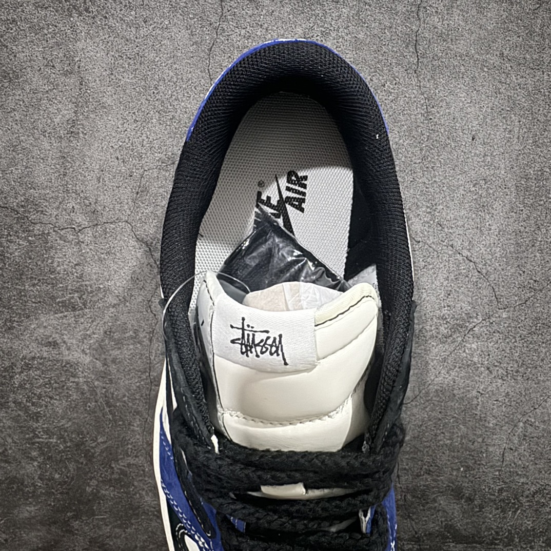 图片[8]-【定制版】Travis Scott x Fragment Design x Air Jordan 1 Low OG SP AJ1 乔1 斯图西联名-黑蓝英文 低帮文化休闲板鞋 SJ2068-126rn#多方联名合作融合了Travis Scott 独特的音乐风格，藤原浩个性的设计风格以及Jordan品牌的经典元素 使其成为一双具有独特身份和价值的鞋子 清新而立体的外观加上联名标识更突出了其独特身份 这种配色方案显示出活力和时尚感 在视觉上引人注目  鞋身的质感和细腻的细节处理使其显得高端而格调十足  这款“倒钩”联名是设计与创意完美结合  融合多方的个性风格是一款备受瞩目的潮流鞋款r 尺码：36 36.5 37.5 38 38.5 39 40 40.5 41 42 42.5 43 44 44.5 45  编码：HXS320340-莆田鞋批发中心