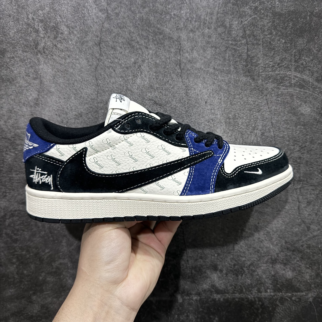 【定制版】Travis Scott x Fragment Design x Air Jordan 1 Low OG SP AJ1 乔1 斯图西联名-黑蓝英文 低帮文化休闲板鞋 SJ2068-126rn#多方联名合作融合了Travis Scott 独特的音乐风格，藤原浩个性的设计风格以及Jordan品牌的经典元素 使其成为一双具有独特身份和价值的鞋子 清新而立体的外观加上联名标识更突出了其独特身份 这种配色方案显示出活力和时尚感 在视觉上引人注目  鞋身的质感和细腻的细节处理使其显得高端而格调十足  这款“倒钩”联名是设计与创意完美结合  融合多方的个性风格是一款备受瞩目的潮流鞋款r 尺码：36 36.5 37.5 38 38.5 39 40 40.5 41 42 42.5 43 44 44.5 45  编码：HXS320340-莆田鞋批发中心