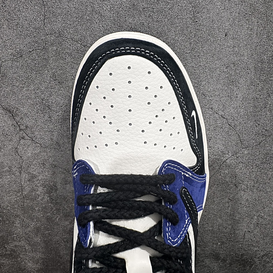 图片[5]-【定制版】Travis Scott x Fragment Design x Air Jordan 1 Low OG SP AJ1 乔1 斯图西联名-黑蓝英文 低帮文化休闲板鞋 SJ2068-126rn#多方联名合作融合了Travis Scott 独特的音乐风格，藤原浩个性的设计风格以及Jordan品牌的经典元素 使其成为一双具有独特身份和价值的鞋子 清新而立体的外观加上联名标识更突出了其独特身份 这种配色方案显示出活力和时尚感 在视觉上引人注目  鞋身的质感和细腻的细节处理使其显得高端而格调十足  这款“倒钩”联名是设计与创意完美结合  融合多方的个性风格是一款备受瞩目的潮流鞋款r 尺码：36 36.5 37.5 38 38.5 39 40 40.5 41 42 42.5 43 44 44.5 45  编码：HXS320340-莆田鞋批发中心