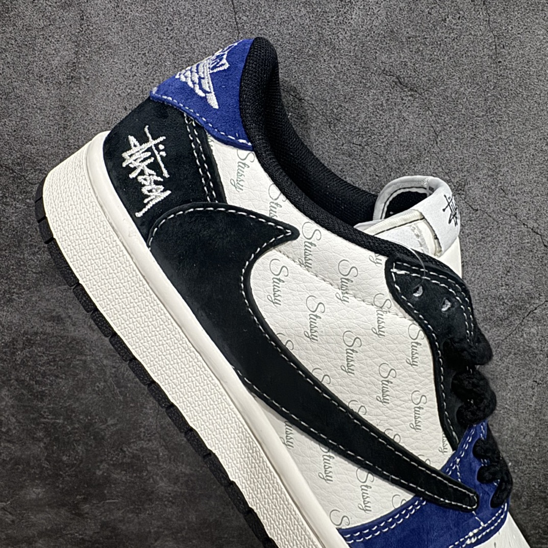 图片[7]-【定制版】Travis Scott x Fragment Design x Air Jordan 1 Low OG SP AJ1 乔1 斯图西联名-黑蓝英文 低帮文化休闲板鞋 SJ2068-126rn#多方联名合作融合了Travis Scott 独特的音乐风格，藤原浩个性的设计风格以及Jordan品牌的经典元素 使其成为一双具有独特身份和价值的鞋子 清新而立体的外观加上联名标识更突出了其独特身份 这种配色方案显示出活力和时尚感 在视觉上引人注目  鞋身的质感和细腻的细节处理使其显得高端而格调十足  这款“倒钩”联名是设计与创意完美结合  融合多方的个性风格是一款备受瞩目的潮流鞋款r 尺码：36 36.5 37.5 38 38.5 39 40 40.5 41 42 42.5 43 44 44.5 45  编码：HXS320340-莆田鞋批发中心