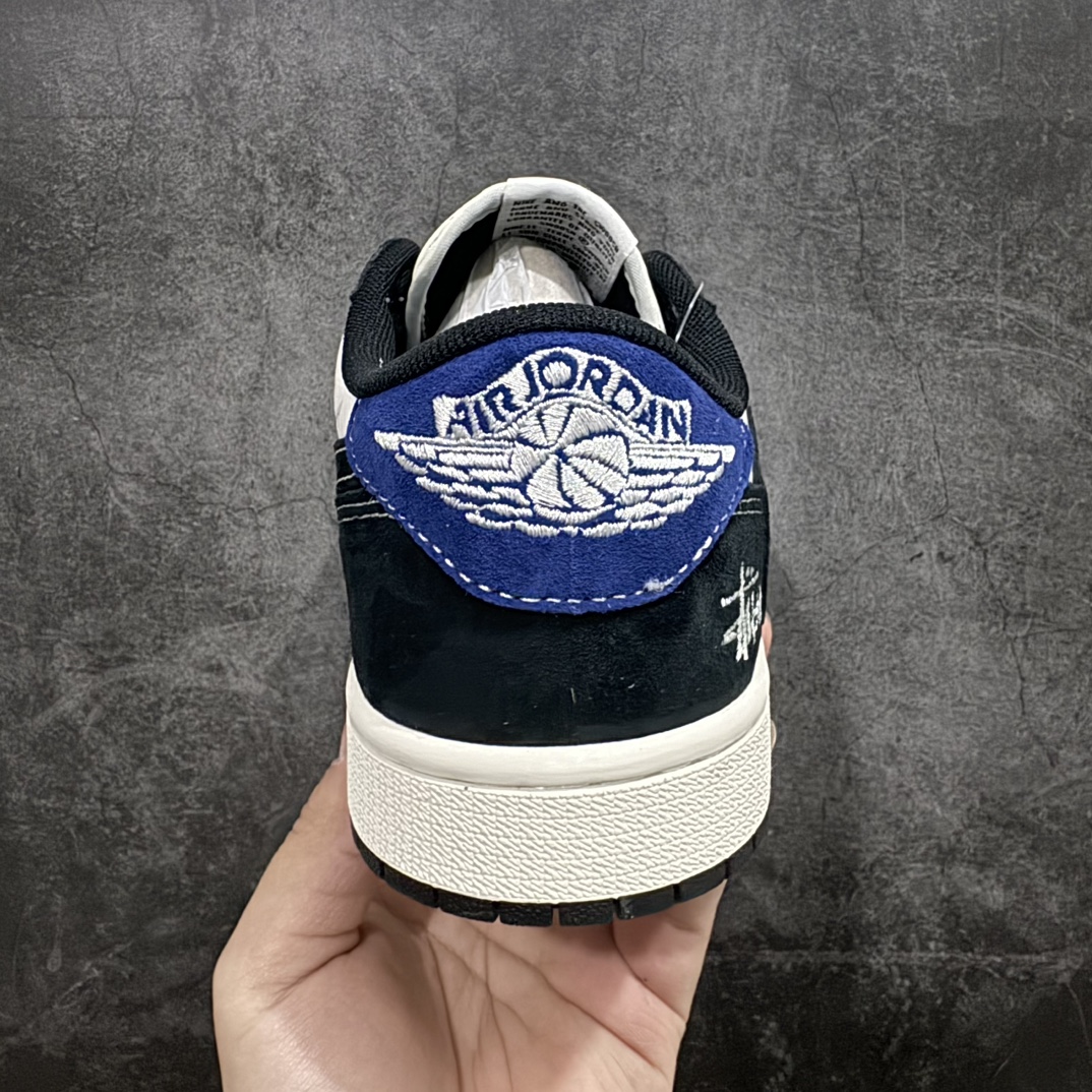 图片[4]-【定制版】Travis Scott x Fragment Design x Air Jordan 1 Low OG SP AJ1 乔1 斯图西联名-黑蓝英文 低帮文化休闲板鞋 SJ2068-126rn#多方联名合作融合了Travis Scott 独特的音乐风格，藤原浩个性的设计风格以及Jordan品牌的经典元素 使其成为一双具有独特身份和价值的鞋子 清新而立体的外观加上联名标识更突出了其独特身份 这种配色方案显示出活力和时尚感 在视觉上引人注目  鞋身的质感和细腻的细节处理使其显得高端而格调十足  这款“倒钩”联名是设计与创意完美结合  融合多方的个性风格是一款备受瞩目的潮流鞋款r 尺码：36 36.5 37.5 38 38.5 39 40 40.5 41 42 42.5 43 44 44.5 45  编码：HXS320340-莆田鞋批发中心