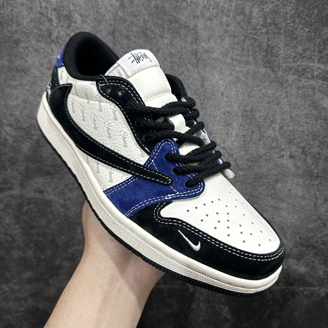 图片[3]-【定制版】Travis Scott x Fragment Design x Air Jordan 1 Low OG SP AJ1 乔1 斯图西联名-黑蓝英文 低帮文化休闲板鞋 SJ2068-126rn#多方联名合作融合了Travis Scott 独特的音乐风格，藤原浩个性的设计风格以及Jordan品牌的经典元素 使其成为一双具有独特身份和价值的鞋子 清新而立体的外观加上联名标识更突出了其独特身份 这种配色方案显示出活力和时尚感 在视觉上引人注目  鞋身的质感和细腻的细节处理使其显得高端而格调十足  这款“倒钩”联名是设计与创意完美结合  融合多方的个性风格是一款备受瞩目的潮流鞋款r 尺码：36 36.5 37.5 38 38.5 39 40 40.5 41 42 42.5 43 44 44.5 45  编码：HXS320340-莆田鞋批发中心