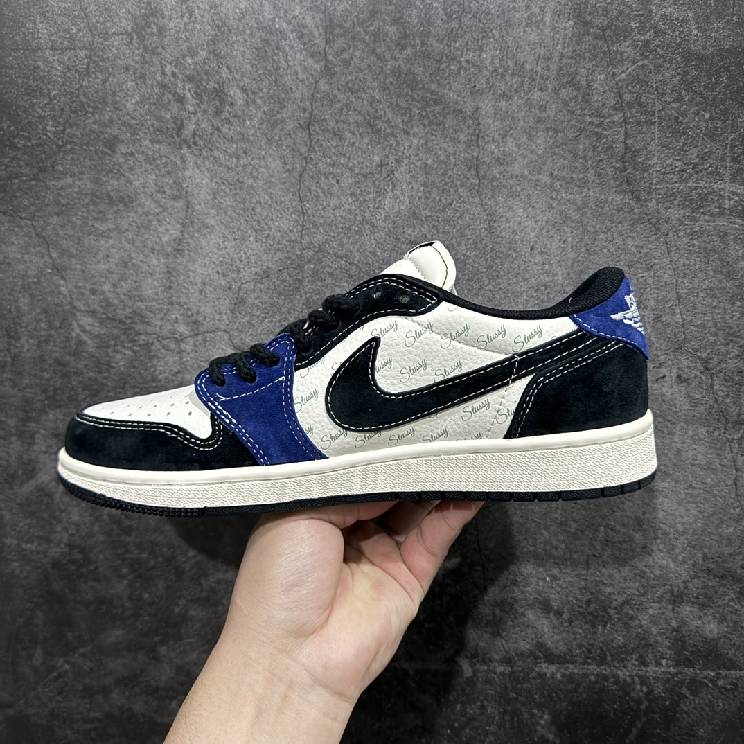 图片[2]-【定制版】Travis Scott x Fragment Design x Air Jordan 1 Low OG SP AJ1 乔1 斯图西联名-黑蓝英文 低帮文化休闲板鞋 SJ2068-126rn#多方联名合作融合了Travis Scott 独特的音乐风格，藤原浩个性的设计风格以及Jordan品牌的经典元素 使其成为一双具有独特身份和价值的鞋子 清新而立体的外观加上联名标识更突出了其独特身份 这种配色方案显示出活力和时尚感 在视觉上引人注目  鞋身的质感和细腻的细节处理使其显得高端而格调十足  这款“倒钩”联名是设计与创意完美结合  融合多方的个性风格是一款备受瞩目的潮流鞋款r 尺码：36 36.5 37.5 38 38.5 39 40 40.5 41 42 42.5 43 44 44.5 45  编码：HXS320340-莆田鞋批发中心