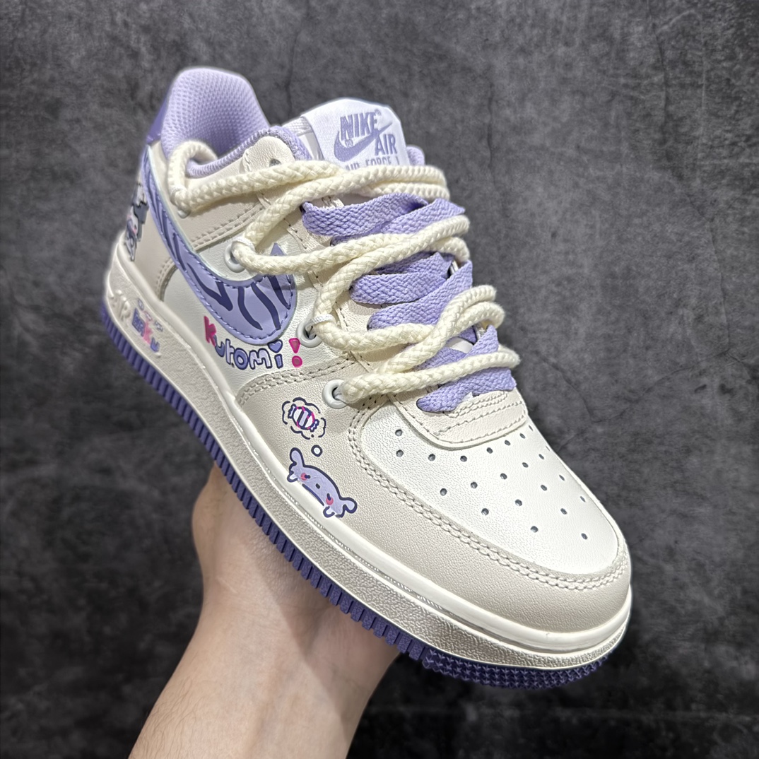 图片[3]-【定制版】Nk Air Force 1 Low \”Kuromi\” 酷洛米 空军一号低帮休闲运动绑带休闲板鞋 BD7701-220rn#酷洛米有着一身标志性的黑色皮毛，搭配上粉色的点缀，那粉色的骷髅头图案装饰在她的身体各处，让她在神秘中又透出一丝俏皮与可爱。她的耳朵尖尖的，像两座小山峰，时刻警惕地竖着，仿佛在聆听着周围世界的每一个动静r 尺码：36 36.5 37.5 38 38.5 39 40 40.5 41 42 42.5 43 44 44.5 45  编码：HXS310320-莆田鞋批发中心