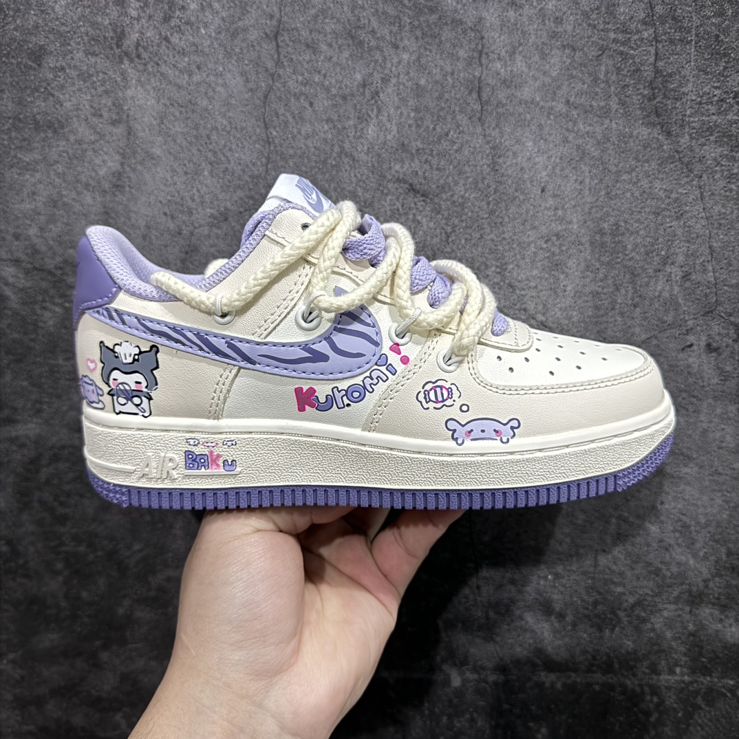 【定制版】Nk Air Force 1 Low \”Kuromi\” 酷洛米 空军一号低帮休闲运动绑带休闲板鞋 BD7701-220rn#酷洛米有着一身标志性的黑色皮毛，搭配上粉色的点缀，那粉色的骷髅头图案装饰在她的身体各处，让她在神秘中又透出一丝俏皮与可爱。她的耳朵尖尖的，像两座小山峰，时刻警惕地竖着，仿佛在聆听着周围世界的每一个动静r 尺码：36 36.5 37.5 38 38.5 39 40 40.5 41 42 42.5 43 44 44.5 45  编码：HXS310320-莆田鞋批发中心