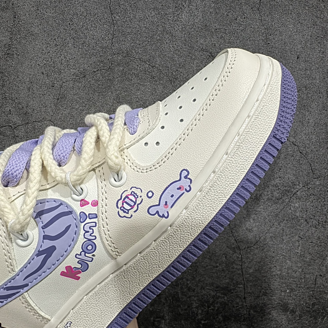 图片[6]-【定制版】Nk Air Force 1 Low \”Kuromi\” 酷洛米 空军一号低帮休闲运动绑带休闲板鞋 BD7701-220rn#酷洛米有着一身标志性的黑色皮毛，搭配上粉色的点缀，那粉色的骷髅头图案装饰在她的身体各处，让她在神秘中又透出一丝俏皮与可爱。她的耳朵尖尖的，像两座小山峰，时刻警惕地竖着，仿佛在聆听着周围世界的每一个动静r 尺码：36 36.5 37.5 38 38.5 39 40 40.5 41 42 42.5 43 44 44.5 45  编码：HXS310320-莆田鞋批发中心