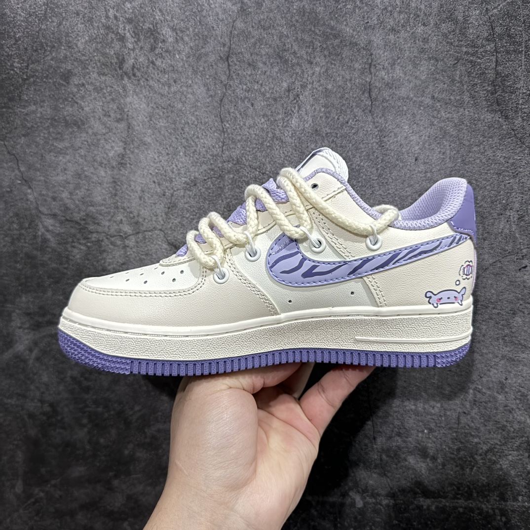 图片[2]-【定制版】Nk Air Force 1 Low \”Kuromi\” 酷洛米 空军一号低帮休闲运动绑带休闲板鞋 BD7701-220rn#酷洛米有着一身标志性的黑色皮毛，搭配上粉色的点缀，那粉色的骷髅头图案装饰在她的身体各处，让她在神秘中又透出一丝俏皮与可爱。她的耳朵尖尖的，像两座小山峰，时刻警惕地竖着，仿佛在聆听着周围世界的每一个动静r 尺码：36 36.5 37.5 38 38.5 39 40 40.5 41 42 42.5 43 44 44.5 45  编码：HXS310320-莆田鞋批发中心