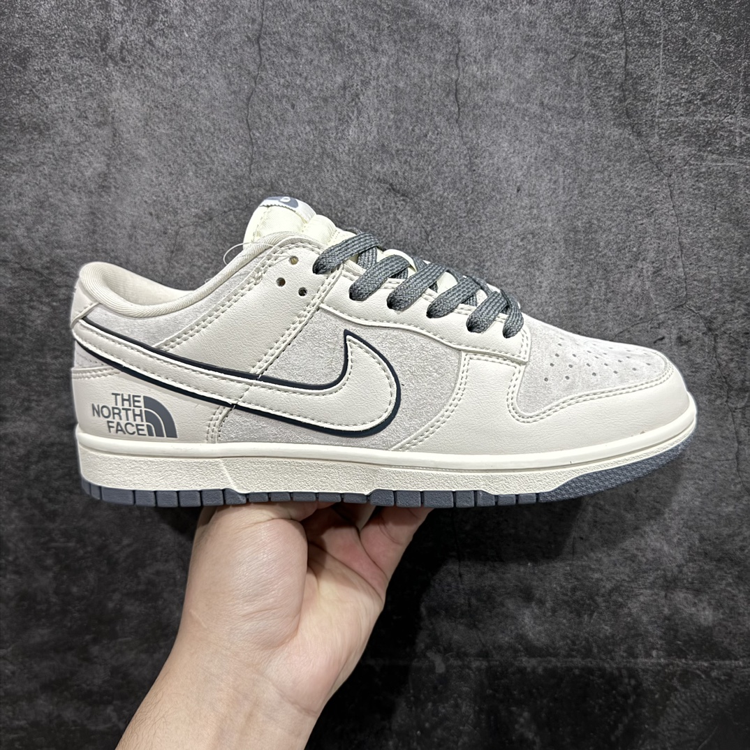 【定制版】NIKE DUNK SB LOW 定制配色nDunk SB顾名思义，具有经典的Dunk血缘，又注入了更多的时尚元素。相较于普通的Dunk滑板鞋，改良版的Dunk SB加厚了鞋舌的填充，使舒适性大大提升，同时也更方便穿脱；中底部分则加入了脚感柔软舒适Zoom Air气垫，有效吸收滑板等极限运动在落地时带来的冲击力，为街头运动者们提供更好的保护  货号：XX2025-326 尺码：36 36.5 37.5 38 38.5 39 40 40.5 41 42 42.5 43 44 45 编码：FS230250-莆田鞋批发中心