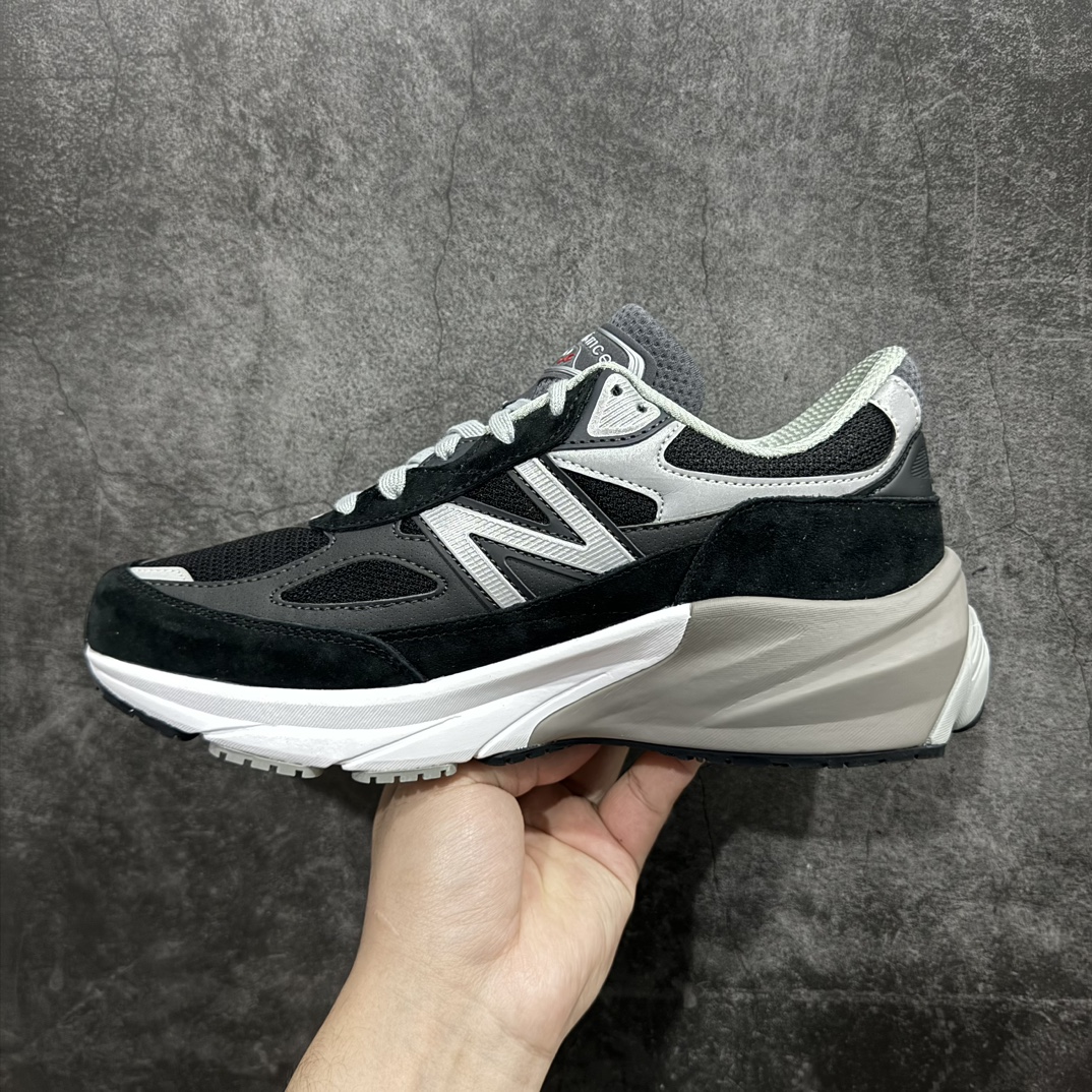 图片[2]-【神版】新百伦New Balance 990v6 第六代总统复古慢跑鞋n正确3M反光细节 原楦原纸版开发后跟透明TPU水晶装饰条稳固 沿用了引以为傲的跑鞋手工技艺 采用猪皮绒面并包裹局部透气网面的鞋身设计 菱网鞋舌上刻有New Balance USA 鞋面依旧身着经典的大热之灰 彰显了其高端的品质身份  尺码：36 37 37.5 38 38.5 39.5 40 40.5 41.5 42 42.5 43 44 45 货号：M990BK6 编码：DZ260280-莆田鞋批发中心