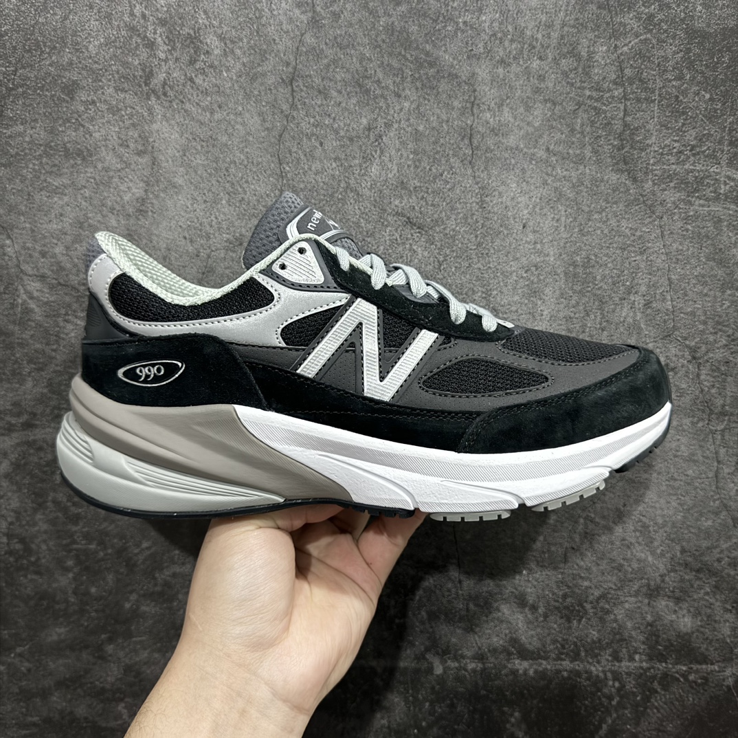 【神版】新百伦New Balance 990v6 第六代总统复古慢跑鞋n正确3M反光细节 原楦原纸版开发后跟透明TPU水晶装饰条稳固 沿用了引以为傲的跑鞋手工技艺 采用猪皮绒面并包裹局部透气网面的鞋身设计 菱网鞋舌上刻有New Balance USA 鞋面依旧身着经典的大热之灰 彰显了其高端的品质身份  尺码：36 37 37.5 38 38.5 39.5 40 40.5 41.5 42 42.5 43 44 45 货号：M990BK6 编码：DZ260280-莆田鞋批发中心