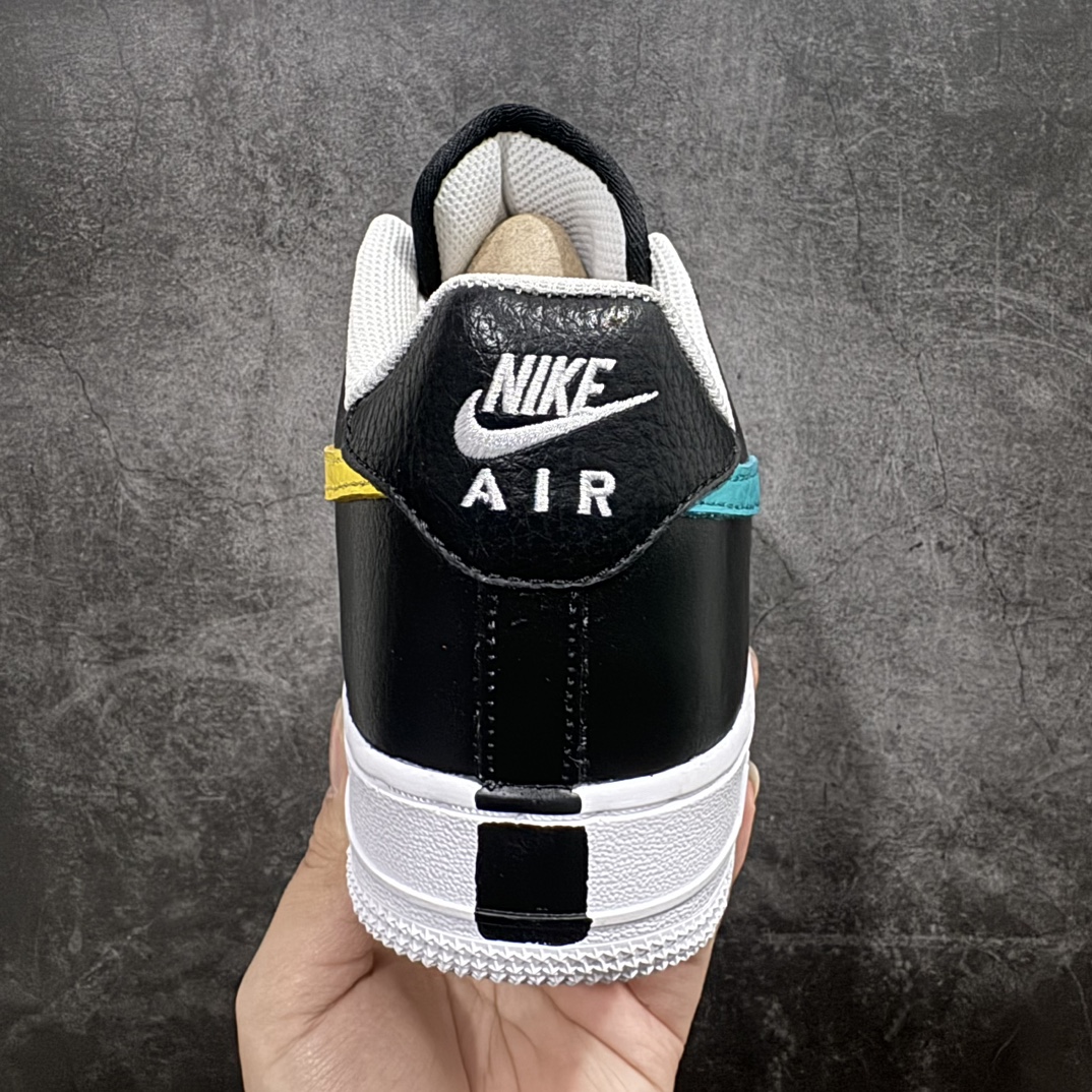 图片[4]-【Top纯原】PEACEMINUSONE x NK Air Force 1 \”Para-Noise 3.0\” 权志龙联名空军一号低帮 货号：AQ3692-004n与 2.0 的白色相比，3.0 版本回归了初代的黑色鞋面设计。并且在侧身 Swoosh 上，大胆注入了彩色设计，整体观感和初代的亲友限定版本有着几分相似。独特的内外、左右多巴胺色系的鸳鸯设定，释放满满的新鲜活力。整体依然黑色为主，使得日常穿搭的门槛依旧保持在较低的水平，搭配一条牛仔裤或者卫裤，都能轻松驾驭。而鞋款的标志性设计——涂鸦中底和 “刮刮乐” 鞋面依旧保留，使得这双鞋在日常的穿着过程中会产生不同的变化，同时也可以成为 DIY 的个性画板。SIZE：36 36.5 37.5 38 38.5 39 40 40.5 41 42 42.5 43 44 44.5 45 46 47.5 编码：TO410440-莆田鞋批发中心