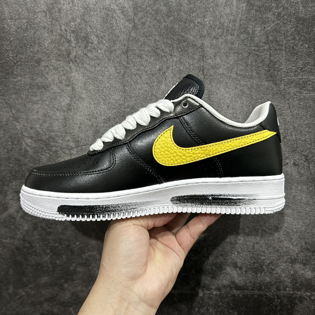 图片[2]-【Top纯原】PEACEMINUSONE x NK Air Force 1 \”Para-Noise 3.0\” 权志龙联名空军一号低帮 货号：AQ3692-004n与 2.0 的白色相比，3.0 版本回归了初代的黑色鞋面设计。并且在侧身 Swoosh 上，大胆注入了彩色设计，整体观感和初代的亲友限定版本有着几分相似。独特的内外、左右多巴胺色系的鸳鸯设定，释放满满的新鲜活力。整体依然黑色为主，使得日常穿搭的门槛依旧保持在较低的水平，搭配一条牛仔裤或者卫裤，都能轻松驾驭。而鞋款的标志性设计——涂鸦中底和 “刮刮乐” 鞋面依旧保留，使得这双鞋在日常的穿着过程中会产生不同的变化，同时也可以成为 DIY 的个性画板。SIZE：36 36.5 37.5 38 38.5 39 40 40.5 41 42 42.5 43 44 44.5 45 46 47.5 编码：TO410440-莆田鞋批发中心