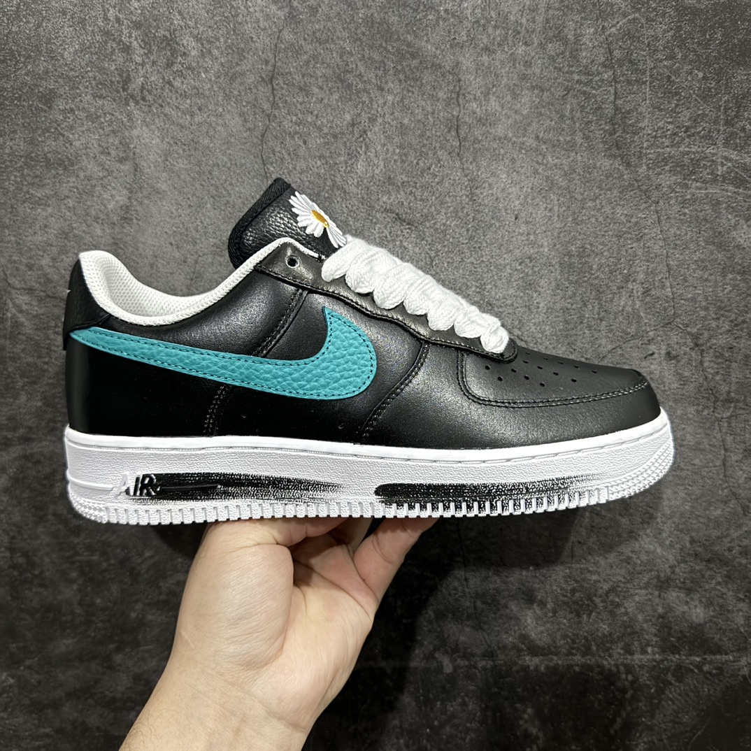 【Top纯原】PEACEMINUSONE x NK Air Force 1 \”Para-Noise 3.0\” 权志龙联名空军一号低帮 货号：AQ3692-004n与 2.0 的白色相比，3.0 版本回归了初代的黑色鞋面设计。并且在侧身 Swoosh 上，大胆注入了彩色设计，整体观感和初代的亲友限定版本有着几分相似。独特的内外、左右多巴胺色系的鸳鸯设定，释放满满的新鲜活力。整体依然黑色为主，使得日常穿搭的门槛依旧保持在较低的水平，搭配一条牛仔裤或者卫裤，都能轻松驾驭。而鞋款的标志性设计——涂鸦中底和 “刮刮乐” 鞋面依旧保留，使得这双鞋在日常的穿着过程中会产生不同的变化，同时也可以成为 DIY 的个性画板。SIZE：36 36.5 37.5 38 38.5 39 40 40.5 41 42 42.5 43 44 44.5 45 46 47.5 编码：TO410440-莆田鞋批发中心