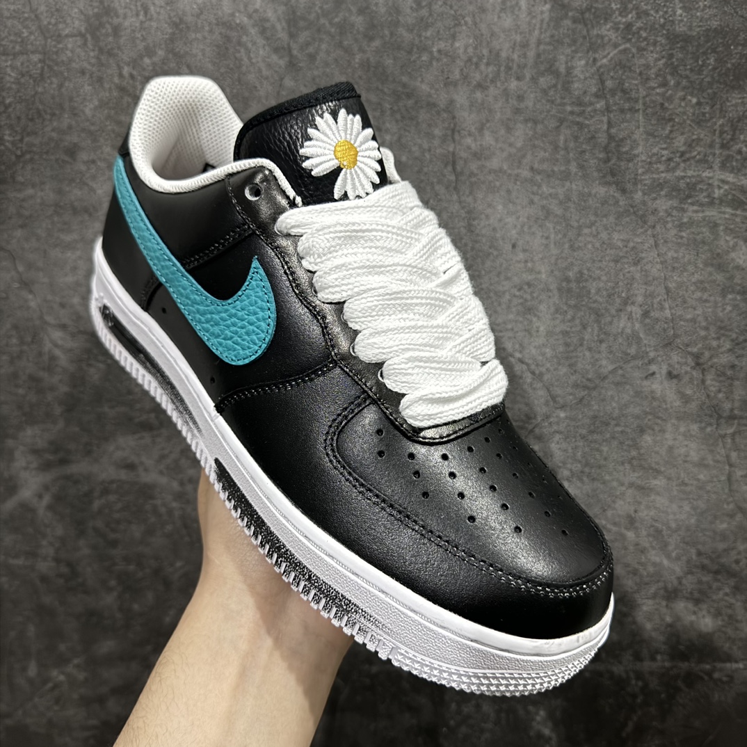 图片[3]-【Top纯原】PEACEMINUSONE x NK Air Force 1 \”Para-Noise 3.0\” 权志龙联名空军一号低帮 货号：AQ3692-004n与 2.0 的白色相比，3.0 版本回归了初代的黑色鞋面设计。并且在侧身 Swoosh 上，大胆注入了彩色设计，整体观感和初代的亲友限定版本有着几分相似。独特的内外、左右多巴胺色系的鸳鸯设定，释放满满的新鲜活力。整体依然黑色为主，使得日常穿搭的门槛依旧保持在较低的水平，搭配一条牛仔裤或者卫裤，都能轻松驾驭。而鞋款的标志性设计——涂鸦中底和 “刮刮乐” 鞋面依旧保留，使得这双鞋在日常的穿着过程中会产生不同的变化，同时也可以成为 DIY 的个性画板。SIZE：36 36.5 37.5 38 38.5 39 40 40.5 41 42 42.5 43 44 44.5 45 46 47.5 编码：TO410440-莆田鞋批发中心