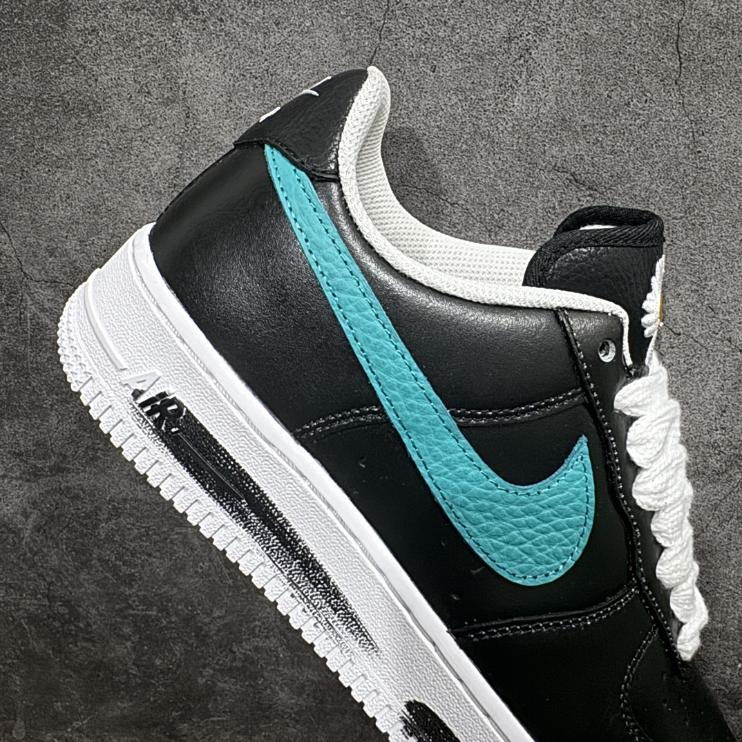 图片[7]-【Top纯原】PEACEMINUSONE x NK Air Force 1 \”Para-Noise 3.0\” 权志龙联名空军一号低帮 货号：AQ3692-004n与 2.0 的白色相比，3.0 版本回归了初代的黑色鞋面设计。并且在侧身 Swoosh 上，大胆注入了彩色设计，整体观感和初代的亲友限定版本有着几分相似。独特的内外、左右多巴胺色系的鸳鸯设定，释放满满的新鲜活力。整体依然黑色为主，使得日常穿搭的门槛依旧保持在较低的水平，搭配一条牛仔裤或者卫裤，都能轻松驾驭。而鞋款的标志性设计——涂鸦中底和 “刮刮乐” 鞋面依旧保留，使得这双鞋在日常的穿着过程中会产生不同的变化，同时也可以成为 DIY 的个性画板。SIZE：36 36.5 37.5 38 38.5 39 40 40.5 41 42 42.5 43 44 44.5 45 46 47.5 编码：TO410440-莆田鞋批发中心