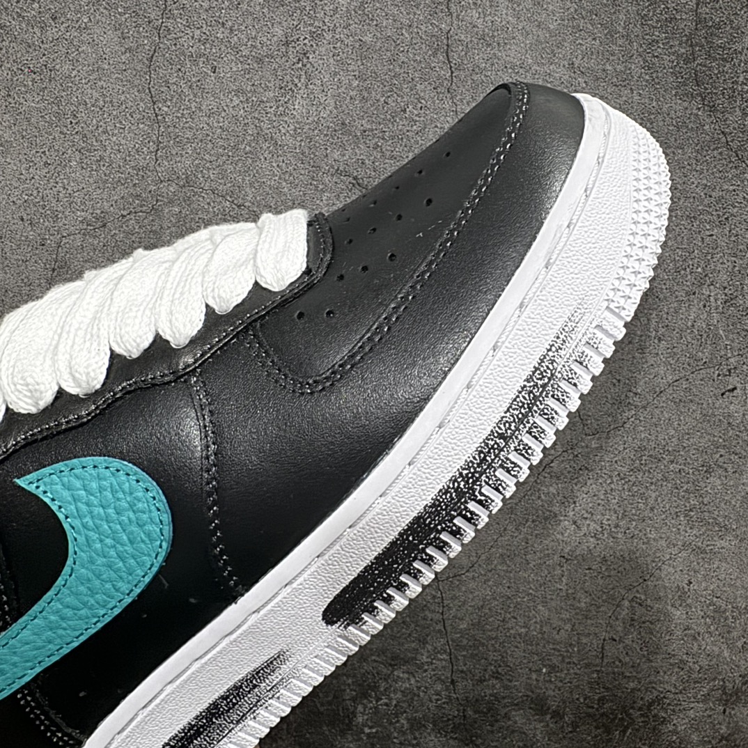 图片[6]-【Top纯原】PEACEMINUSONE x NK Air Force 1 \”Para-Noise 3.0\” 权志龙联名空军一号低帮 货号：AQ3692-004n与 2.0 的白色相比，3.0 版本回归了初代的黑色鞋面设计。并且在侧身 Swoosh 上，大胆注入了彩色设计，整体观感和初代的亲友限定版本有着几分相似。独特的内外、左右多巴胺色系的鸳鸯设定，释放满满的新鲜活力。整体依然黑色为主，使得日常穿搭的门槛依旧保持在较低的水平，搭配一条牛仔裤或者卫裤，都能轻松驾驭。而鞋款的标志性设计——涂鸦中底和 “刮刮乐” 鞋面依旧保留，使得这双鞋在日常的穿着过程中会产生不同的变化，同时也可以成为 DIY 的个性画板。SIZE：36 36.5 37.5 38 38.5 39 40 40.5 41 42 42.5 43 44 44.5 45 46 47.5 编码：TO410440-莆田鞋批发中心