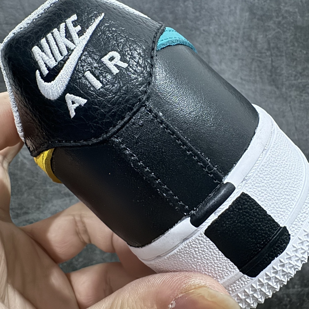 图片[2]-【Top纯原】PEACEMINUSONE x NK Air Force 1 \”Para-Noise 3.0\” 权志龙联名空军一号低帮 货号：AQ3692-004n与 2.0 的白色相比，3.0 版本回归了初代的黑色鞋面设计。并且在侧身 Swoosh 上，大胆注入了彩色设计，整体观感和初代的亲友限定版本有着几分相似。独特的内外、左右多巴胺色系的鸳鸯设定，释放满满的新鲜活力。整体依然黑色为主，使得日常穿搭的门槛依旧保持在较低的水平，搭配一条牛仔裤或者卫裤，都能轻松驾驭。而鞋款的标志性设计——涂鸦中底和 “刮刮乐” 鞋面依旧保留，使得这双鞋在日常的穿着过程中会产生不同的变化，同时也可以成为 DIY 的个性画板。SIZE：36 36.5 37.5 38 38.5 39 40 40.5 41 42 42.5 43 44 44.5 45 46 47.5 编码：TO410440-莆田鞋批发中心