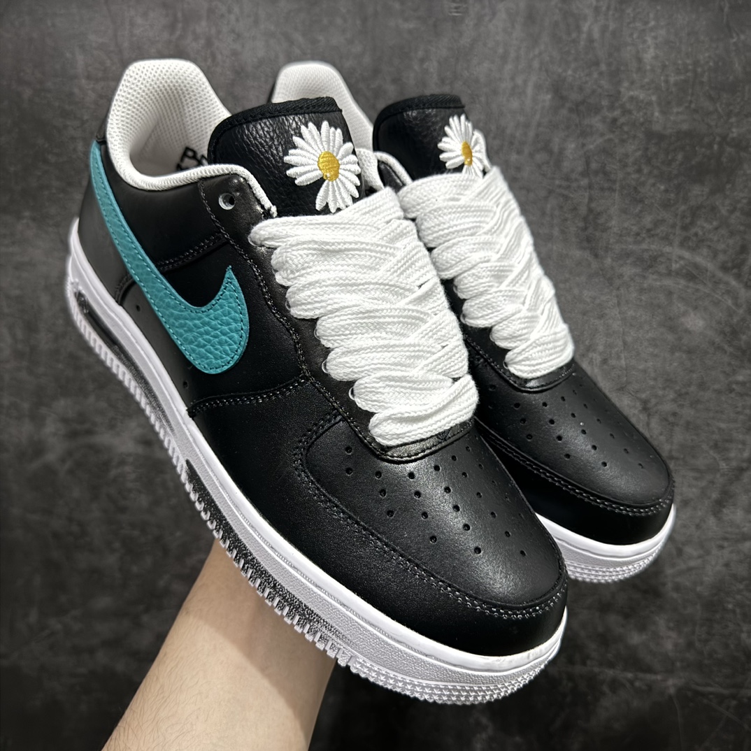 【Top纯原】PEACEMINUSONE x NK Air Force 1 \”Para-Noise 3.0\” 权志龙联名空军一号低帮 货号：AQ3692-004n与 2.0 的白色相比，3.0 版本回归了初代的黑色鞋面设计。并且在侧身 Swoosh 上，大胆注入了彩色设计，整体观感和初代的亲友限定版本有着几分相似。独特的内外、左右多巴胺色系的鸳鸯设定，释放满满的新鲜活力。整体依然黑色为主，使得日常穿搭的门槛依旧保持在较低的水平，搭配一条牛仔裤或者卫裤，都能轻松驾驭。而鞋款的标志性设计——涂鸦中底和 “刮刮乐” 鞋面依旧保留，使得这双鞋在日常的穿着过程中会产生不同的变化，同时也可以成为 DIY 的个性画板。SIZE：36 36.5 37.5 38 38.5 39 40 40.5 41 42 42.5 43 44 44.5 45 46 47.5 编码：TO410440-莆田鞋批发中心