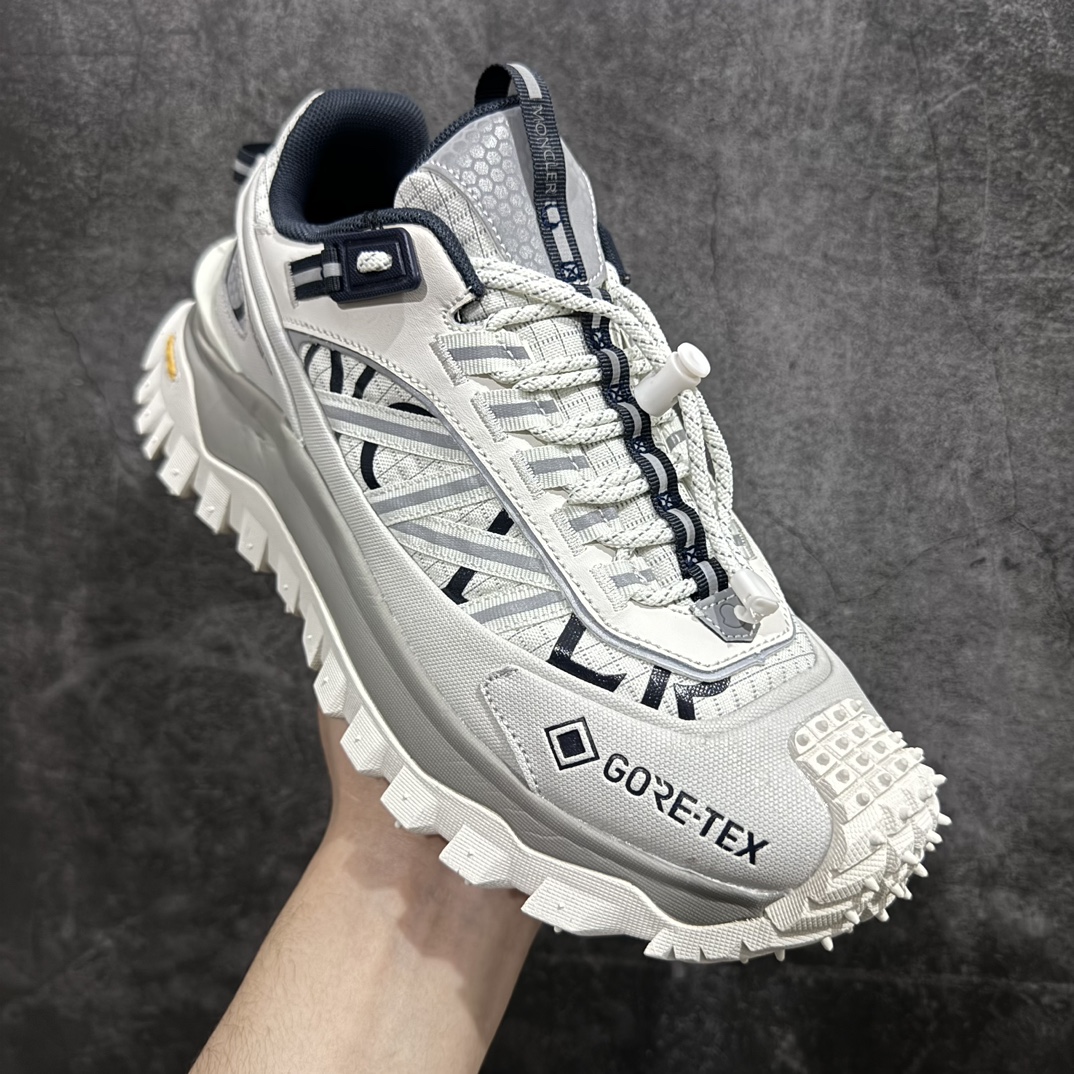 图片[3]-【GX版】Moncler Trailgrip Gore-Tex 蒙口越野旅行系列低帮厚底轻量户外登山运动鞋 盟可睐MONCLER TRAILGRIP 鞋履新季系列 前卫设计碰撞实用科技 轻盈面料无惧炎热夏季 Trailgrip运动鞋作为盟可睐Moncler的秋冬新作横空出世 融蕴品牌山地基因 运用科技前沿技术 征服野外复杂地形 醒目的胎纹设计搭配弧形橡胶鞋头 确保经久耐穿 为山野探险与都市畅游提供高效防护 Trailgrip 2023春夏系列将在既有的实用性基础之上 推出全新配色 并采用更轻材质 尺码：36-46 编码：SLM370400-莆田鞋批发中心