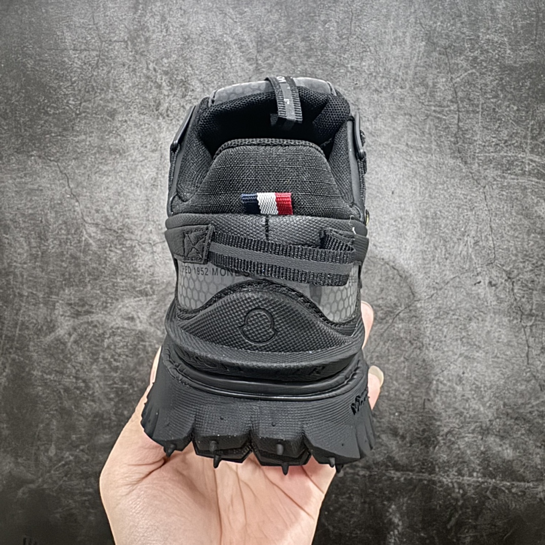 图片[4]-【GX版】Moncler Trailgrip Gore-Tex 蒙口越野旅行系列低帮厚底轻量户外登山运动鞋 盟可睐MONCLER TRAILGRIP 鞋履新季系列 前卫设计碰撞实用科技 轻盈面料无惧炎热夏季 Trailgrip运动鞋作为盟可睐Moncler的秋冬新作横空出世 融蕴品牌山地基因 运用科技前沿技术 征服野外复杂地形 醒目的胎纹设计搭配弧形橡胶鞋头 确保经久耐穿 为山野探险与都市畅游提供高效防护 Trailgrip 2023春夏系列将在既有的实用性基础之上 推出全新配色 并采用更轻材质 尺码：36-46 编码：SLM370400-莆田鞋批发中心