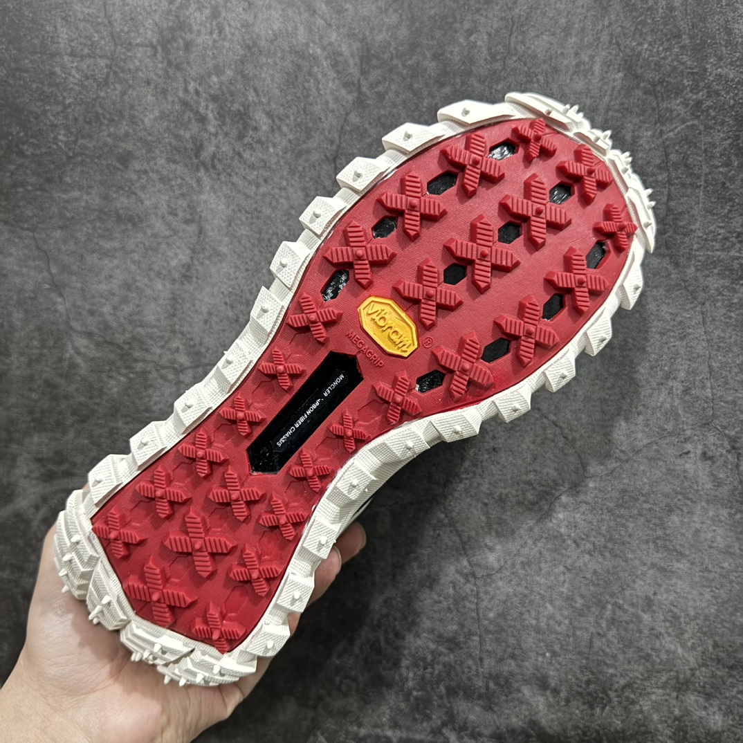 图片[9]-【GX版】Moncler Trailgrip Gore-Tex 蒙口越野旅行系列低帮厚底轻量户外登山运动鞋 盟可睐MONCLER TRAILGRIP 鞋履新季系列 前卫设计碰撞实用科技 轻盈面料无惧炎热夏季 Trailgrip运动鞋作为盟可睐Moncler的秋冬新作横空出世 融蕴品牌山地基因 运用科技前沿技术 征服野外复杂地形 醒目的胎纹设计搭配弧形橡胶鞋头 确保经久耐穿 为山野探险与都市畅游提供高效防护 Trailgrip 2023春夏系列将在既有的实用性基础之上 推出全新配色 并采用更轻材质 尺码：36-46 编码：SLM370400-莆田鞋批发中心