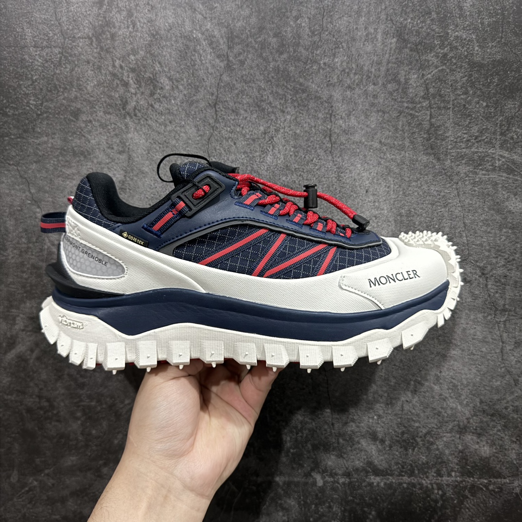 【GX版】Moncler Trailgrip Gore-Tex 蒙口越野旅行系列低帮厚底轻量户外登山运动鞋 盟可睐MONCLER TRAILGRIP 鞋履新季系列 前卫设计碰撞实用科技 轻盈面料无惧炎热夏季 Trailgrip运动鞋作为盟可睐Moncler的秋冬新作横空出世 融蕴品牌山地基因 运用科技前沿技术 征服野外复杂地形 醒目的胎纹设计搭配弧形橡胶鞋头 确保经久耐穿 为山野探险与都市畅游提供高效防护 Trailgrip 2023春夏系列将在既有的实用性基础之上 推出全新配色 并采用更轻材质 尺码：36-46 编码：SLM370400-莆田鞋批发中心