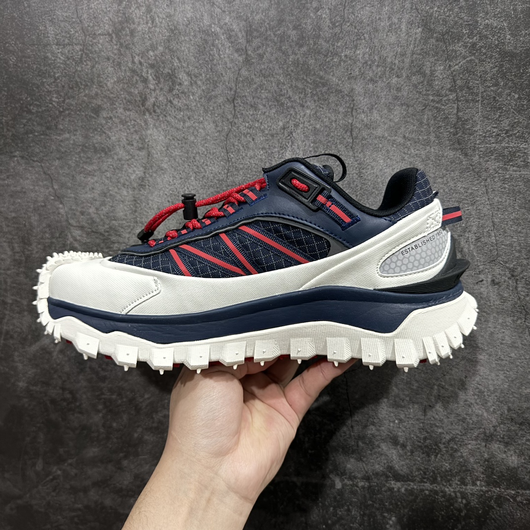 图片[2]-【GX版】Moncler Trailgrip Gore-Tex 蒙口越野旅行系列低帮厚底轻量户外登山运动鞋 盟可睐MONCLER TRAILGRIP 鞋履新季系列 前卫设计碰撞实用科技 轻盈面料无惧炎热夏季 Trailgrip运动鞋作为盟可睐Moncler的秋冬新作横空出世 融蕴品牌山地基因 运用科技前沿技术 征服野外复杂地形 醒目的胎纹设计搭配弧形橡胶鞋头 确保经久耐穿 为山野探险与都市畅游提供高效防护 Trailgrip 2023春夏系列将在既有的实用性基础之上 推出全新配色 并采用更轻材质 尺码：36-46 编码：SLM370400-莆田鞋批发中心