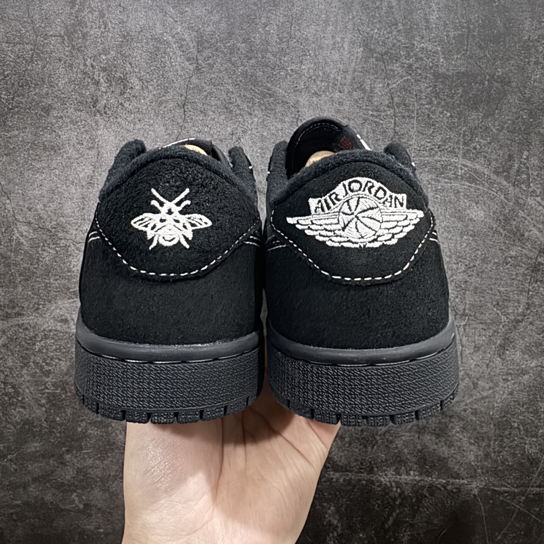 图片[4]-【巅峰福利版】Travis Scott x Air Jordan AJ1 Low OG SP TS联名倒钩低帮 n原楦原纸板开发 后跟弧度收口自然不对折 原厂电绣 鬼脸飞翼针数密度一致 追求零偏差 市场巅峰之作 原档纸板数据 精准Swoosh Logo内腰字体高度对位 原厂拉帮工艺 起针回针位置针距密度一致 正确鞋垫四分之三背胶 原厂皮料 麂皮绒感效果一致 进口玻璃冲刀皮料裁剪零毛边 全鞋电脑针车工艺 极致一眼正品既视感 最高QC检验标准控制溢胶整体清洁度  鞋盒、防尘纸 鞋带 均采购来自原厂 尺码对应库存‼️ 编码：LJ210230-莆田鞋批发中心