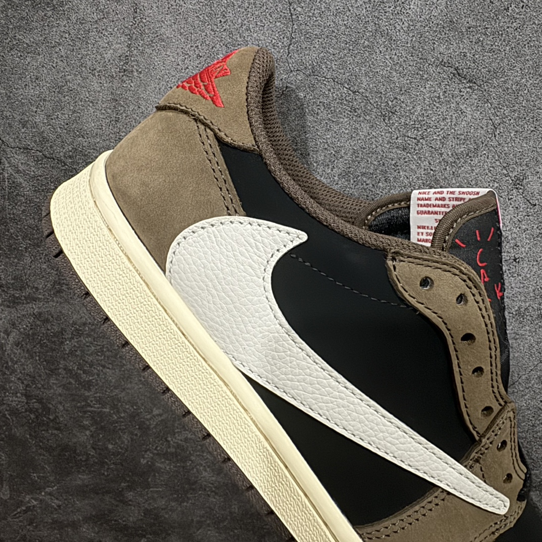 图片[7]-【巅峰福利版】Travis Scott x Air Jordan AJ1 Low OG SP TS联名倒钩低帮 n原楦原纸板开发 后跟弧度收口自然不对折 原厂电绣 鬼脸飞翼针数密度一致 追求零偏差 市场巅峰之作 原档纸板数据 精准Swoosh Logo内腰字体高度对位 原厂拉帮工艺 起针回针位置针距密度一致 正确鞋垫四分之三背胶 原厂皮料 麂皮绒感效果一致 进口玻璃冲刀皮料裁剪零毛边 全鞋电脑针车工艺 极致一眼正品既视感 最高QC检验标准控制溢胶整体清洁度  鞋盒、防尘纸 鞋带 均采购来自原厂 尺码对应库存‼️ 编码：LJ210230-莆田鞋批发中心