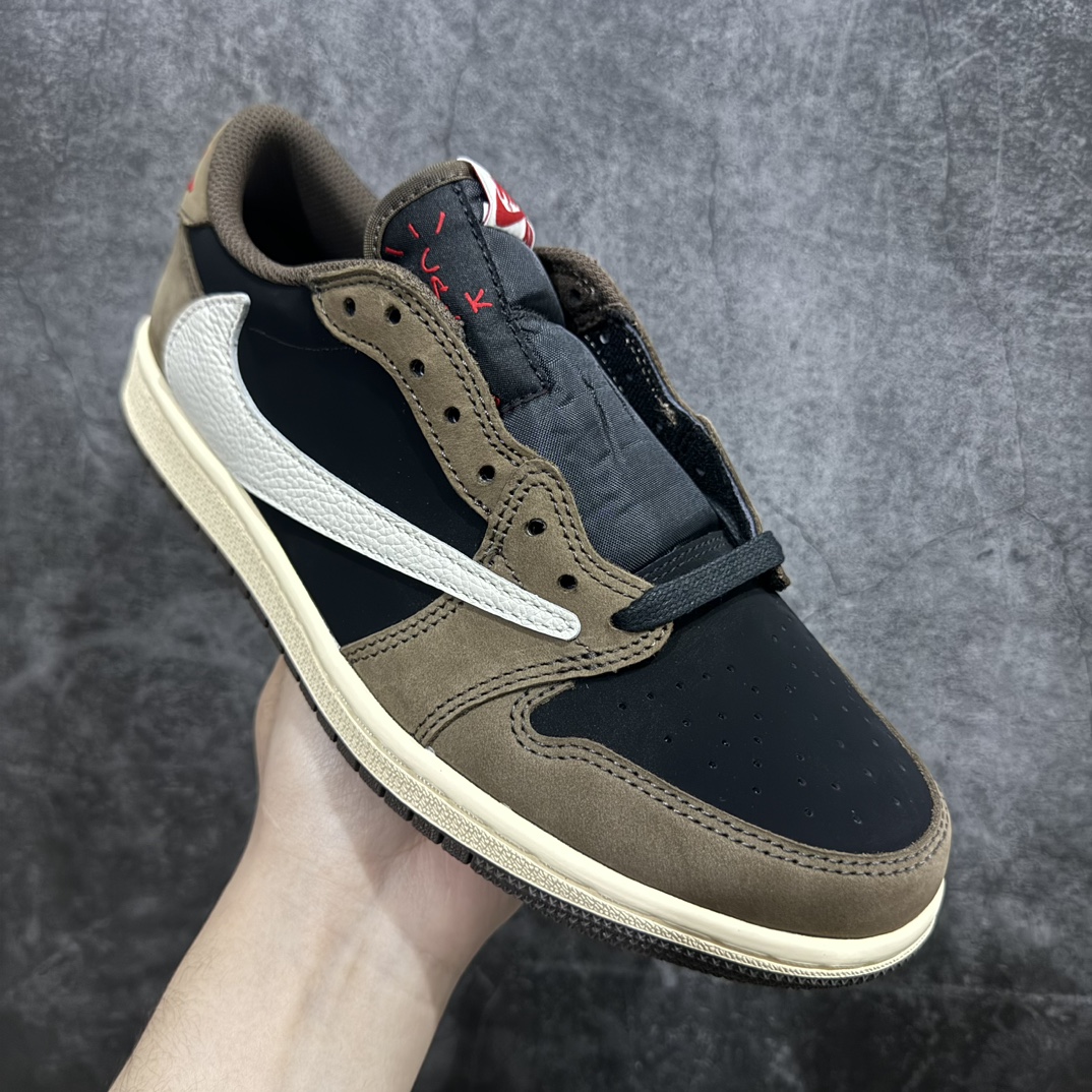 图片[3]-【巅峰福利版】Travis Scott x Air Jordan AJ1 Low OG SP TS联名倒钩低帮 n原楦原纸板开发 后跟弧度收口自然不对折 原厂电绣 鬼脸飞翼针数密度一致 追求零偏差 市场巅峰之作 原档纸板数据 精准Swoosh Logo内腰字体高度对位 原厂拉帮工艺 起针回针位置针距密度一致 正确鞋垫四分之三背胶 原厂皮料 麂皮绒感效果一致 进口玻璃冲刀皮料裁剪零毛边 全鞋电脑针车工艺 极致一眼正品既视感 最高QC检验标准控制溢胶整体清洁度  鞋盒、防尘纸 鞋带 均采购来自原厂 尺码对应库存‼️ 编码：LJ210230-莆田鞋批发中心