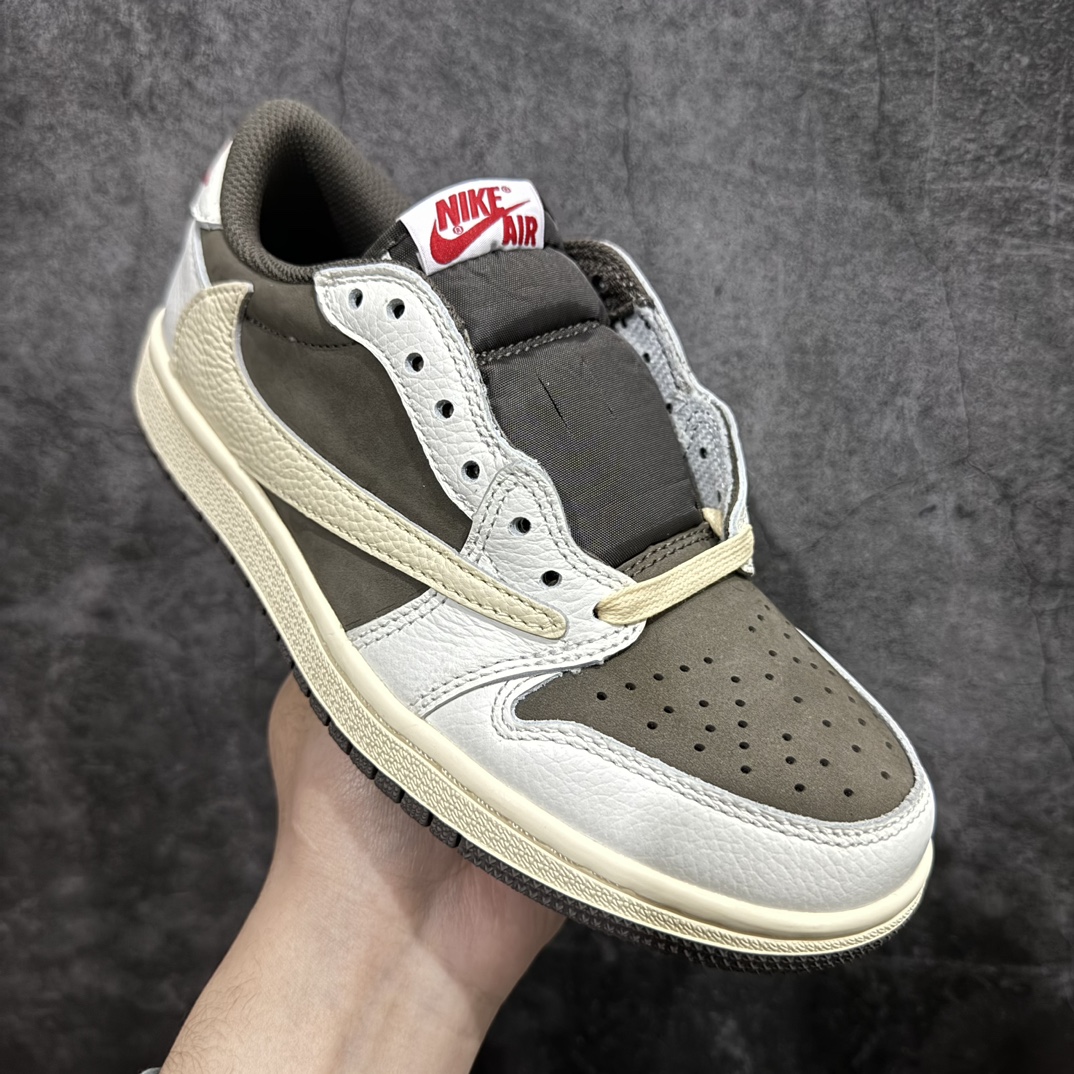 图片[3]-【巅峰福利版】Travis Scott x Air Jordan AJ1 Low OG SP TS联名倒钩低帮 n原楦原纸板开发 后跟弧度收口自然不对折 原厂电绣 鬼脸飞翼针数密度一致 追求零偏差 市场巅峰之作 原档纸板数据 精准Swoosh Logo内腰字体高度对位 原厂拉帮工艺 起针回针位置针距密度一致 正确鞋垫四分之三背胶 原厂皮料 麂皮绒感效果一致 进口玻璃冲刀皮料裁剪零毛边 全鞋电脑针车工艺 极致一眼正品既视感 最高QC检验标准控制溢胶整体清洁度  鞋盒、防尘纸 鞋带 均采购来自原厂 尺码对应库存‼️ 编码：LJ210230-莆田鞋批发中心