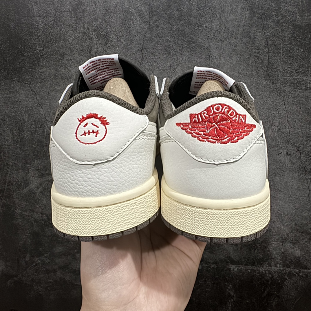 图片[4]-【巅峰福利版】Travis Scott x Air Jordan AJ1 Low OG SP TS联名倒钩低帮 n原楦原纸板开发 后跟弧度收口自然不对折 原厂电绣 鬼脸飞翼针数密度一致 追求零偏差 市场巅峰之作 原档纸板数据 精准Swoosh Logo内腰字体高度对位 原厂拉帮工艺 起针回针位置针距密度一致 正确鞋垫四分之三背胶 原厂皮料 麂皮绒感效果一致 进口玻璃冲刀皮料裁剪零毛边 全鞋电脑针车工艺 极致一眼正品既视感 最高QC检验标准控制溢胶整体清洁度  鞋盒、防尘纸 鞋带 均采购来自原厂 尺码对应库存‼️ 编码：LJ210230-莆田鞋批发中心