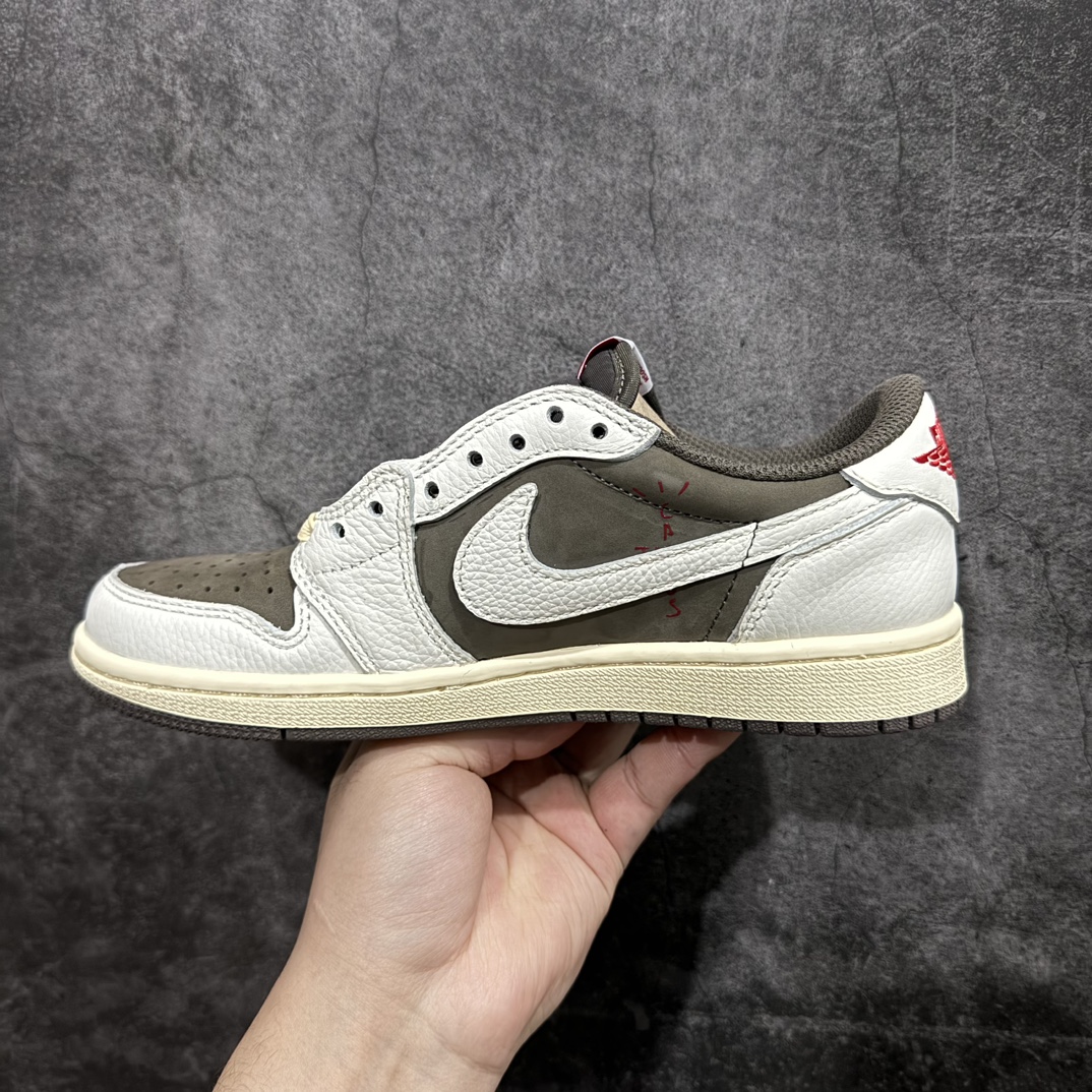 图片[2]-【巅峰福利版】Travis Scott x Air Jordan AJ1 Low OG SP TS联名倒钩低帮 n原楦原纸板开发 后跟弧度收口自然不对折 原厂电绣 鬼脸飞翼针数密度一致 追求零偏差 市场巅峰之作 原档纸板数据 精准Swoosh Logo内腰字体高度对位 原厂拉帮工艺 起针回针位置针距密度一致 正确鞋垫四分之三背胶 原厂皮料 麂皮绒感效果一致 进口玻璃冲刀皮料裁剪零毛边 全鞋电脑针车工艺 极致一眼正品既视感 最高QC检验标准控制溢胶整体清洁度  鞋盒、防尘纸 鞋带 均采购来自原厂 尺码对应库存‼️ 编码：LJ210230-莆田鞋批发中心