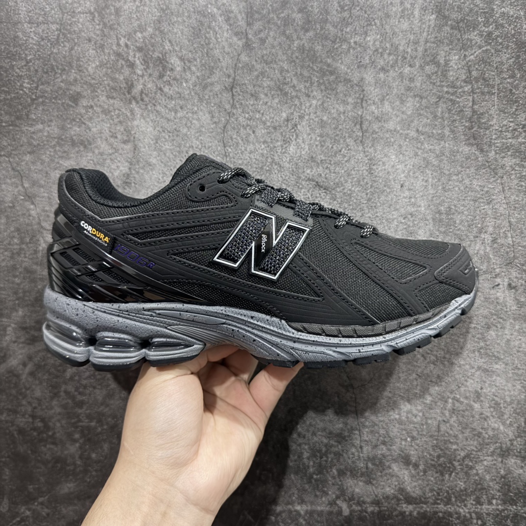 【纯原版】NB新百伦New Balance M1906R  M1906ROC 系列复古老爹风休闲运动慢跑鞋采用轻质牛剖革拼接透气网眼衬垫织物鞋面材质#T-Beam大底提供足步弓支撑，保持步态稳定#后跟搭载外露缓震胶 鞋身整体以各种深浅不一的灰色覆盖，鞋头以淡蓝色调装饰，网眼衬垫通过不规律的色块实现做旧的美感，泛黄的鞋底更是进一步增添了复古气息。 尺码：36 37 37.5 38 38.5 39.5 40 40.5 41.5 42 42.5 43 44 45 46.5 编码：JP260280-莆田鞋批发中心