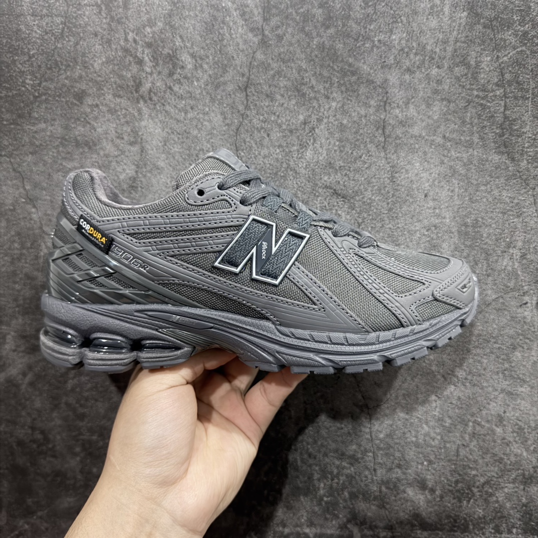 【纯原版】NB新百伦New Balance M1906R  M1906RU 系列复古老爹风休闲运动慢跑鞋采用轻质牛剖革拼接透气网眼衬垫织物鞋面材质#T-Beam大底提供足步弓支撑，保持步态稳定#后跟搭载外露缓震胶 鞋身整体以各种深浅不一的灰色覆盖，鞋头以淡蓝色调装饰，网眼衬垫通过不规律的色块实现做旧的美感，泛黄的鞋底更是进一步增添了复古气息。 尺码：36 37 37.5 38 38.5 39.5 40 40.5 41.5 42 42.5 43 44 45 46.5 编码：JP260280-莆田鞋批发中心