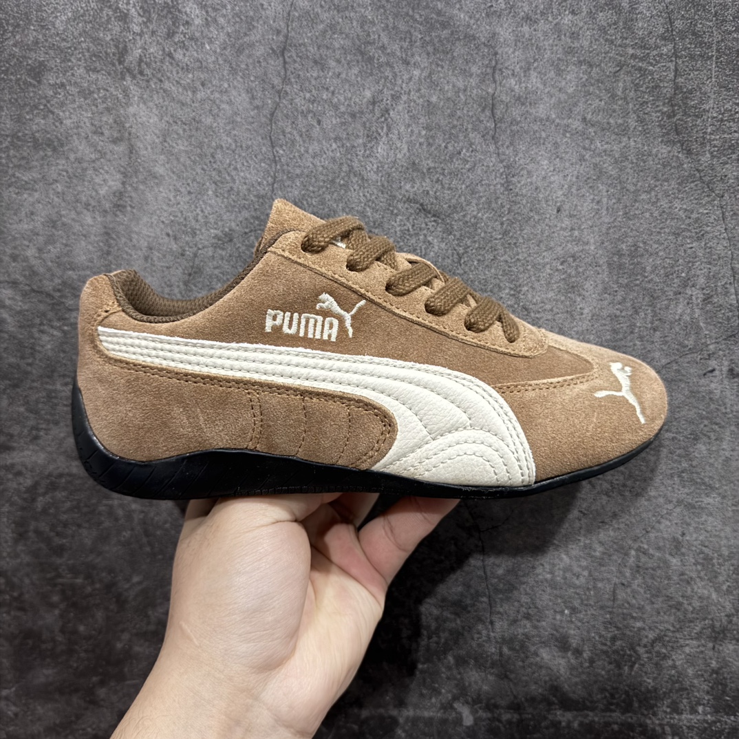 【纯原神版】Puma Speedcat OG Archiven彪马罗马阿莫尔系列 复古运动休闲赛车跑鞋 翻毛咖啡色nn市场顶级正确版本n版型 细节 烫金走线区分市面通货 欢迎对比🆚n工厂耗时3个月开发n原装档案原数据纸版楦型n采用鞋面材质(正确二次成型\’猛帮\’成型工艺🆚区别市面版本!!)n外置原数据开发轻量耐磨橡胶大底💪🏻nn全球知名运动品牌PUMA宝马赛车系列n融合了宝马车队的标志性配色n以趣味十足又前卫复古的设计引领潮流n将赛道精神融入街头时尚 开启前卫竞速之旅n主打前卫复古风 Roma鞋款的鞋侧以复古的流线造型缀以宝马经典Logo 巧妙吸睛n而Speedcat鞋款以亮眼三色条纹元素缀以舒适鞋面n赋予了独特的个性美学 演绎赛车的无尽能量n 官方货号：398847 02 编码：DZ210240-莆田鞋批发中心