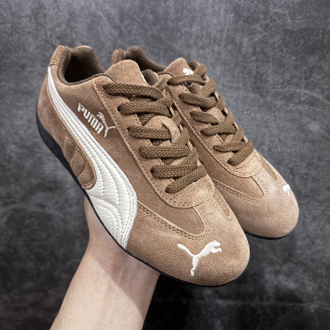 【纯原神版】Puma Speedcat OG Archiven彪马罗马阿莫尔系列 复古运动休闲赛车跑鞋 翻毛咖啡色nn市场顶级正确版本n版型 细节 烫金走线区分市面通货 欢迎对比🆚n工厂耗时3个月开发n原装档案原数据纸版楦型n采用鞋面材质(正确二次成型\’猛帮\’成型工艺🆚区别市面版本!!)n外置原数据开发轻量耐磨橡胶大底💪🏻nn全球知名运动品牌PUMA宝马赛车系列n融合了宝马车队的标志性配色n以趣味十足又前卫复古的设计引领潮流n将赛道精神融入街头时尚 开启前卫竞速之旅n主打前卫复古风 Roma鞋款的鞋侧以复古的流线造型缀以宝马经典Logo 巧妙吸睛n而Speedcat鞋款以亮眼三色条纹元素缀以舒适鞋面n赋予了独特的个性美学 演绎赛车的无尽能量n 官方货号：398847 02 编码：DZ210240-莆田鞋批发中心