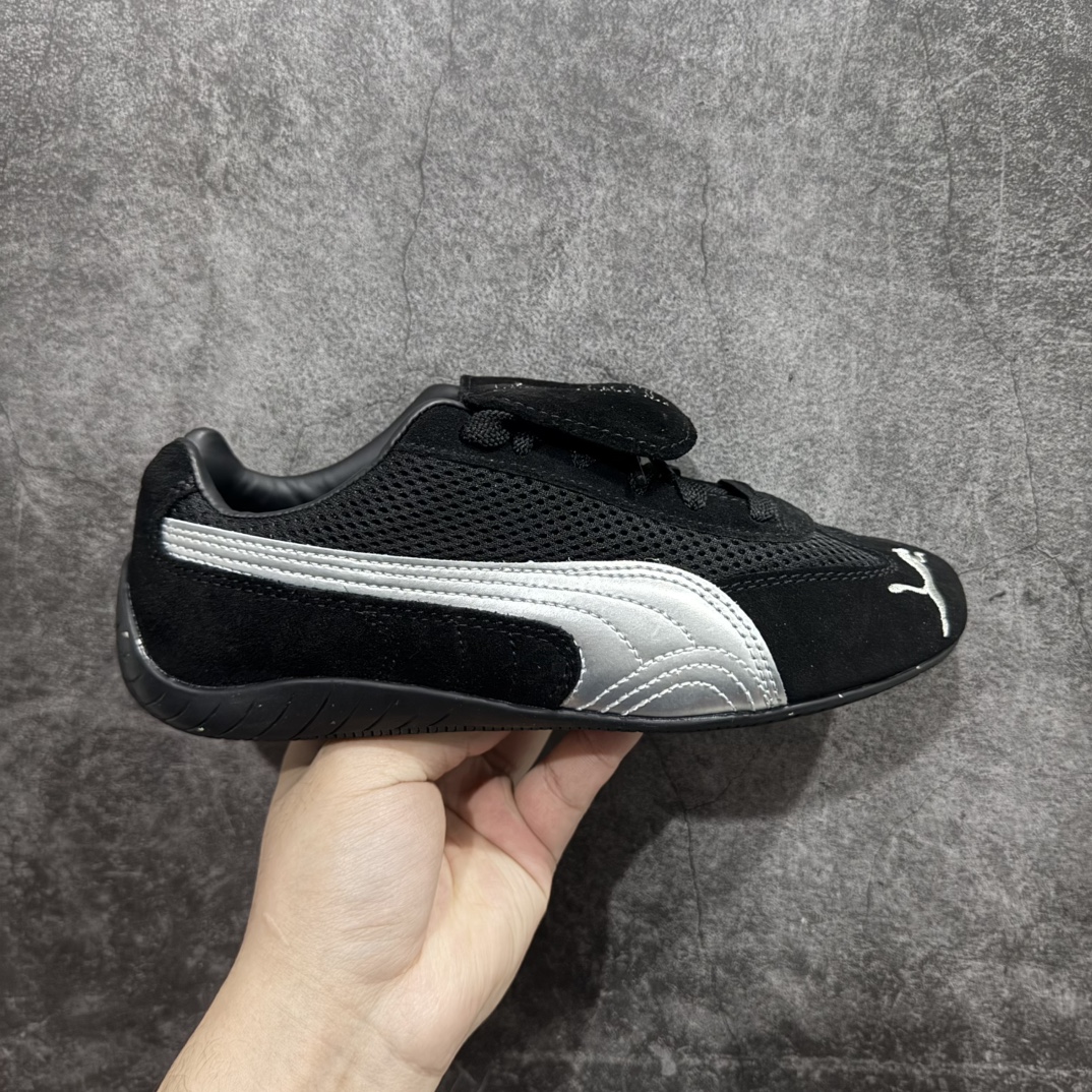 【福利特价】Puma Roma M Motorsport 彪马罗马阿莫尔系列低帮复古运动休闲赛车跑鞋 YY联名系列n全球知名运动品牌PUMA宝马赛车系列，融合了宝马车队的标志性配色，以趣味十足又前卫复古的设计引领潮流，将赛道精神融入街头时尚，开启前卫竞速之旅。自1978年巴伐利亚车队走上世界舞台，宝马赛车就在全球汽车制造和赛车运动领域留下了浓墨重彩的一笔。全新的两款BMW MMS Roma与BMW MMS Speedboat鞋款，均从宝马车型中汲取灵感。以黑或白为底色，融入经典配色，主打前卫复古风。Roma鞋款的鞋侧以复古的流线造型，缀以宝马经典Logo，巧妙吸睛；而Speedcat鞋款以亮眼三色条纹元素缀以舒适鞋面，赋予了独特的个性美学，演绎赛车的无尽能量。  尺码：35.5 36 37 37.5 38 38.5 39 40 40.5 41 42 42.5 43 44 44.5 45 编码：WE170180-莆田鞋批发中心