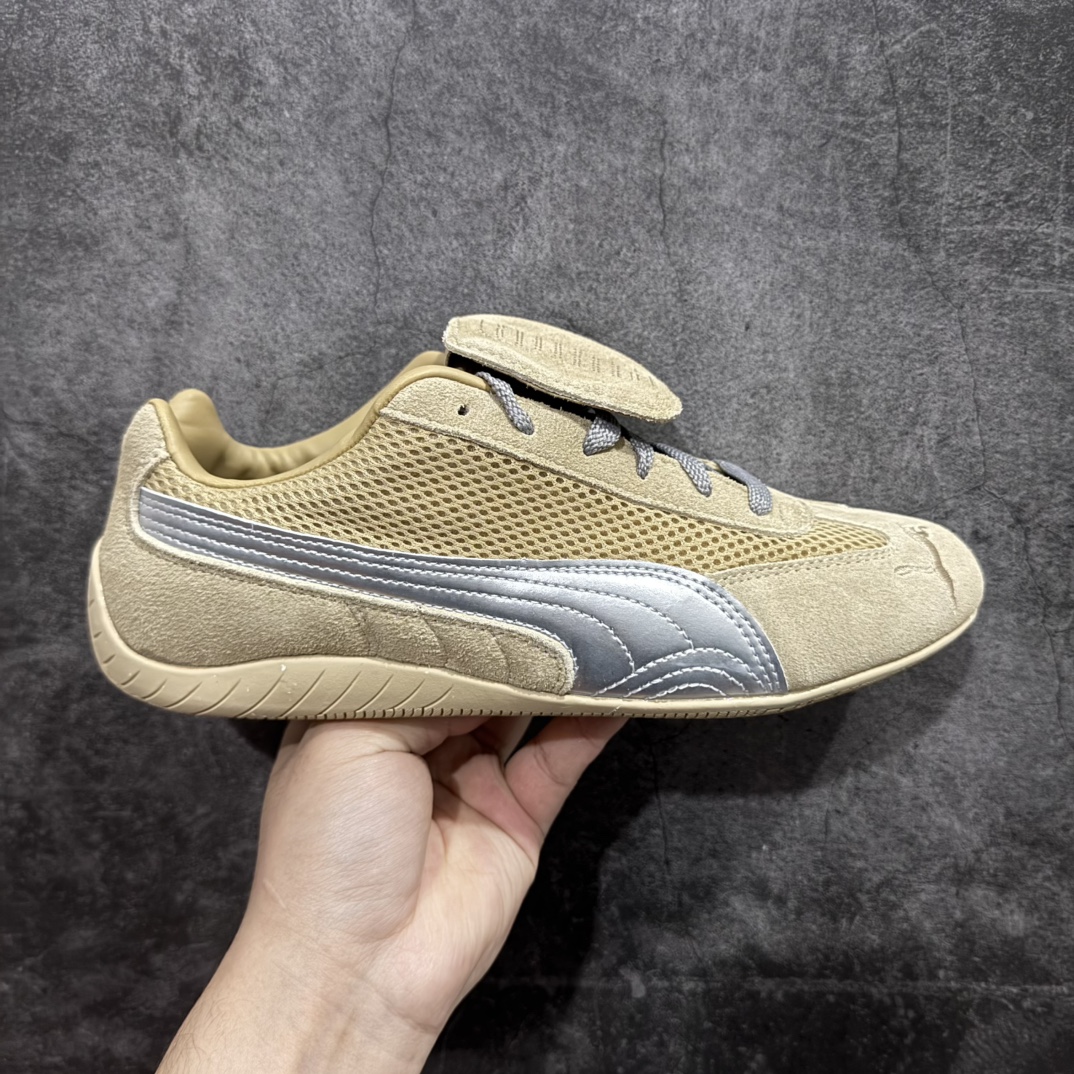 【福利特价】Puma Roma M Motorsport 彪马罗马阿莫尔系列低帮复古运动休闲赛车跑鞋 YY联名系列n全球知名运动品牌PUMA宝马赛车系列，融合了宝马车队的标志性配色，以趣味十足又前卫复古的设计引领潮流，将赛道精神融入街头时尚，开启前卫竞速之旅。自1978年巴伐利亚车队走上世界舞台，宝马赛车就在全球汽车制造和赛车运动领域留下了浓墨重彩的一笔。全新的两款BMW MMS Roma与BMW MMS Speedboat鞋款，均从宝马车型中汲取灵感。以黑或白为底色，融入经典配色，主打前卫复古风。Roma鞋款的鞋侧以复古的流线造型，缀以宝马经典Logo，巧妙吸睛；而Speedcat鞋款以亮眼三色条纹元素缀以舒适鞋面，赋予了独特的个性美学，演绎赛车的无尽能量。  尺码：35.5 36 37 37.5 38 38.5 39 40 40.5 41 42 42.5 43 44 44.5 45 编码：WE170180-莆田鞋批发中心