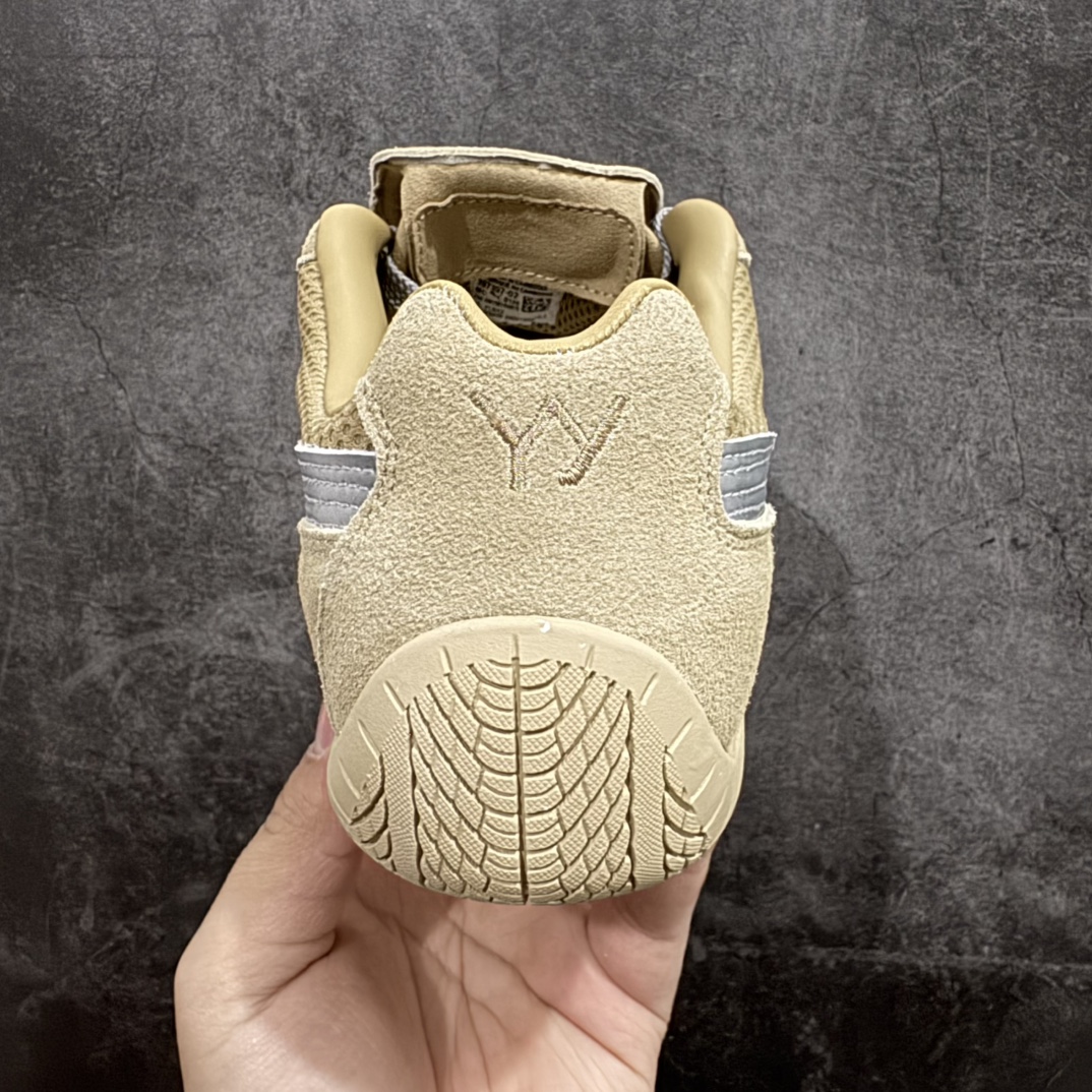 图片[4]-【福利特价】Puma Roma M Motorsport 彪马罗马阿莫尔系列低帮复古运动休闲赛车跑鞋 YY联名系列n全球知名运动品牌PUMA宝马赛车系列，融合了宝马车队的标志性配色，以趣味十足又前卫复古的设计引领潮流，将赛道精神融入街头时尚，开启前卫竞速之旅。自1978年巴伐利亚车队走上世界舞台，宝马赛车就在全球汽车制造和赛车运动领域留下了浓墨重彩的一笔。全新的两款BMW MMS Roma与BMW MMS Speedboat鞋款，均从宝马车型中汲取灵感。以黑或白为底色，融入经典配色，主打前卫复古风。Roma鞋款的鞋侧以复古的流线造型，缀以宝马经典Logo，巧妙吸睛；而Speedcat鞋款以亮眼三色条纹元素缀以舒适鞋面，赋予了独特的个性美学，演绎赛车的无尽能量。  尺码：35.5 36 37 37.5 38 38.5 39 40 40.5 41 42 42.5 43 44 44.5 45 编码：WE170180-莆田鞋批发中心