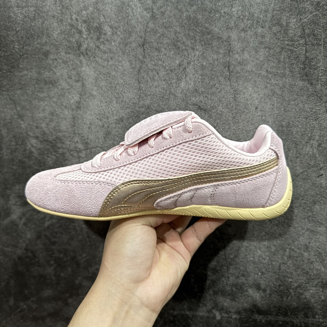 图片[2]-【福利特价】Puma Roma M Motorsport 彪马罗马阿莫尔系列低帮复古运动休闲赛车跑鞋 YY联名系列n全球知名运动品牌PUMA宝马赛车系列，融合了宝马车队的标志性配色，以趣味十足又前卫复古的设计引领潮流，将赛道精神融入街头时尚，开启前卫竞速之旅。自1978年巴伐利亚车队走上世界舞台，宝马赛车就在全球汽车制造和赛车运动领域留下了浓墨重彩的一笔。全新的两款BMW MMS Roma与BMW MMS Speedboat鞋款，均从宝马车型中汲取灵感。以黑或白为底色，融入经典配色，主打前卫复古风。Roma鞋款的鞋侧以复古的流线造型，缀以宝马经典Logo，巧妙吸睛；而Speedcat鞋款以亮眼三色条纹元素缀以舒适鞋面，赋予了独特的个性美学，演绎赛车的无尽能量。  尺码：35.5 36 37 37.5 38 38.5 39 40 40.5 41 42 42.5 43 44 44.5 45 编码：WE170180-莆田鞋批发中心