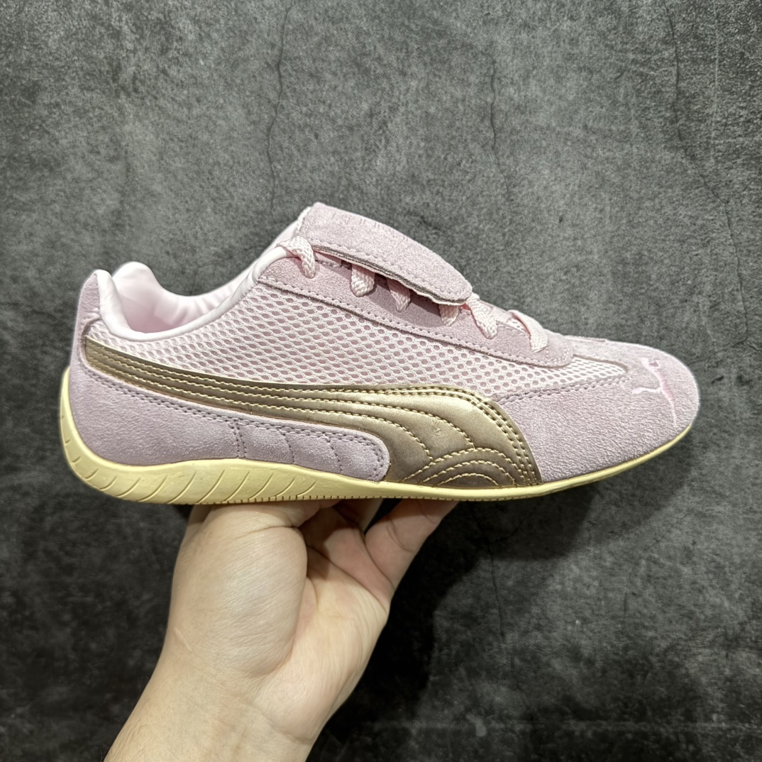 【福利特价】Puma Roma M Motorsport 彪马罗马阿莫尔系列低帮复古运动休闲赛车跑鞋 YY联名系列n全球知名运动品牌PUMA宝马赛车系列，融合了宝马车队的标志性配色，以趣味十足又前卫复古的设计引领潮流，将赛道精神融入街头时尚，开启前卫竞速之旅。自1978年巴伐利亚车队走上世界舞台，宝马赛车就在全球汽车制造和赛车运动领域留下了浓墨重彩的一笔。全新的两款BMW MMS Roma与BMW MMS Speedboat鞋款，均从宝马车型中汲取灵感。以黑或白为底色，融入经典配色，主打前卫复古风。Roma鞋款的鞋侧以复古的流线造型，缀以宝马经典Logo，巧妙吸睛；而Speedcat鞋款以亮眼三色条纹元素缀以舒适鞋面，赋予了独特的个性美学，演绎赛车的无尽能量。  尺码：35.5 36 37 37.5 38 38.5 39 40 40.5 41 42 42.5 43 44 44.5 45 编码：WE170180-莆田鞋批发中心