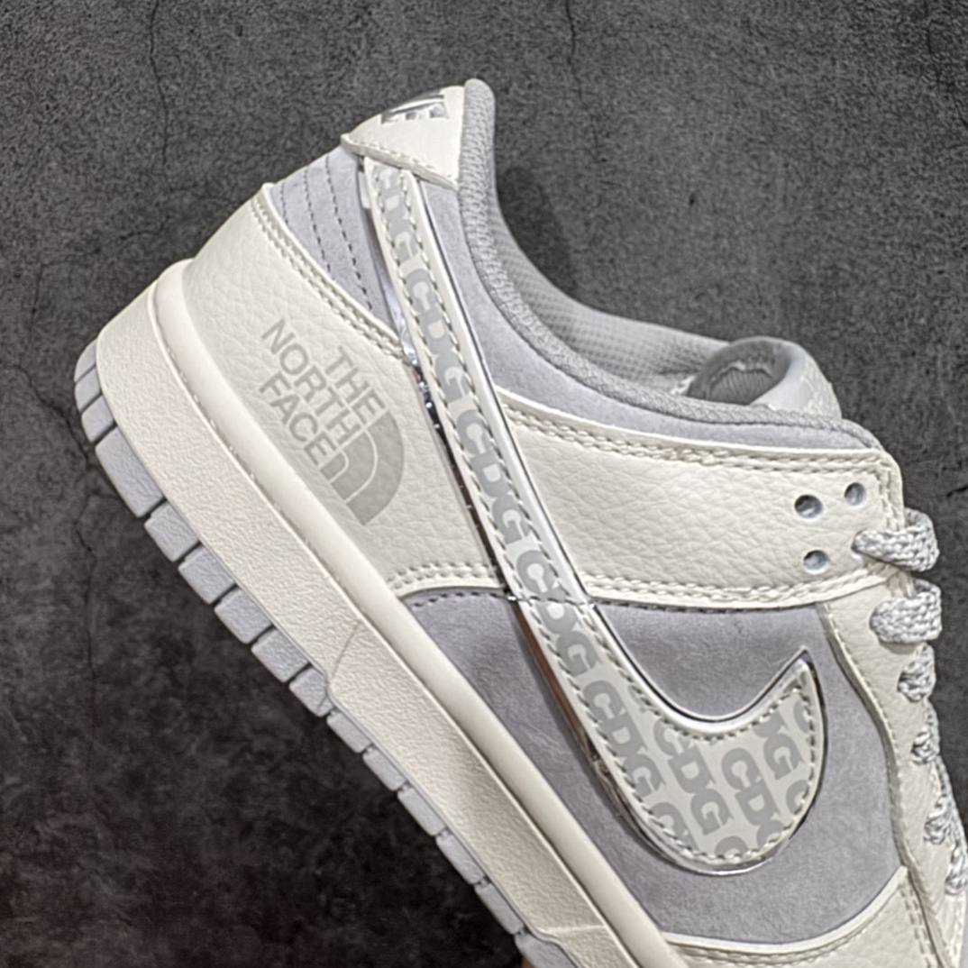 图片[7]-【定制版】Nike SB Dunk Low x CDG x The North Face 白灰小钩满天星n纯原大厂出品 极力推荐n原装头层材料 独家版型蒸餾加工n帶來的是更好的视觉和脚感体验n大厂纯原品质出货 清洁度 电绣工艺皮料切割干净无任何毛边 细节完美 官方货号：BB7518 005 尺码：36 36.5 37.5 38 38.5 39 40 40.5 41 42 42.5 43 44 44.5 45  编码：HXS320340-莆田鞋批发中心