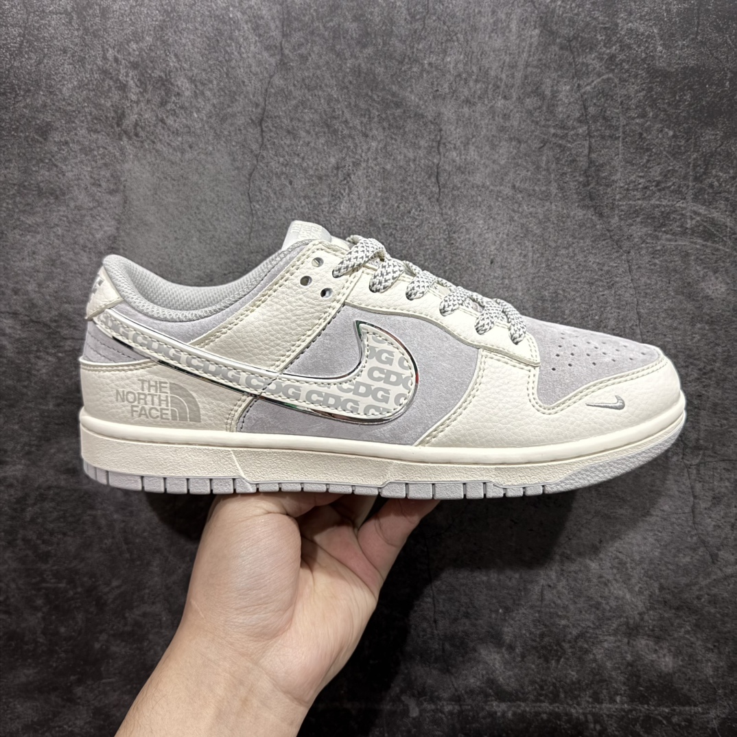 【定制版】Nike SB Dunk Low x CDG x The North Face 白灰小钩满天星n纯原大厂出品 极力推荐n原装头层材料 独家版型蒸餾加工n帶來的是更好的视觉和脚感体验n大厂纯原品质出货 清洁度 电绣工艺皮料切割干净无任何毛边 细节完美 官方货号：BB7518 005 尺码：36 36.5 37.5 38 38.5 39 40 40.5 41 42 42.5 43 44 44.5 45  编码：HXS320340-莆田鞋批发中心