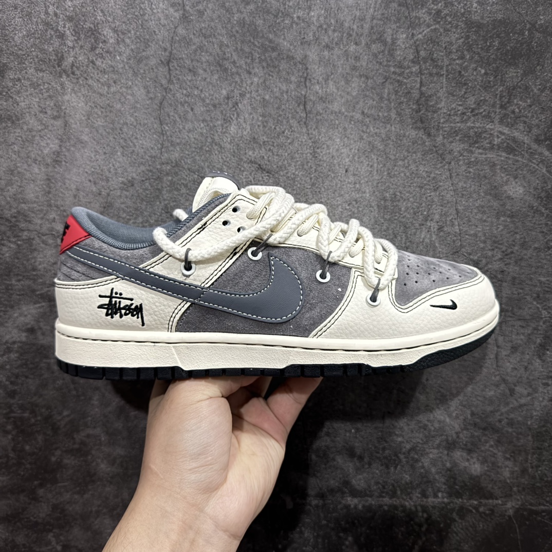 【定制版】Nike SB Dunk Low x Stussy 米灰红双绑带n纯原大厂出品 极力推荐n原装头层材料 独家版型蒸餾加工n帶來的是更好的视觉和脚感体验n大厂纯原品质出货 清洁度 电绣工艺皮料切割干净无任何毛边 细节完美 官方货号：YX5066 207 尺码：36 36.5 37.5 38 38.5 39 40 40.5 41 42 42.5 43 44 44.5 45  编码：HXS340360-莆田鞋批发中心