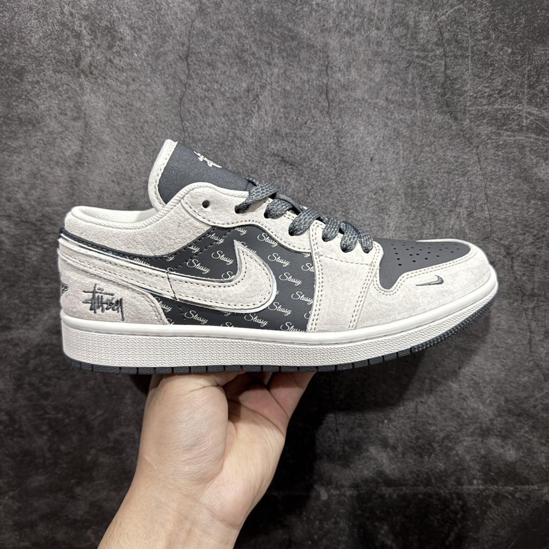 【定制版】Nike Jordan Air Jordan 1 斯图西联名n纯原大厂出品 极力推荐n定制鞋盒 大厂纯原品质出货超高清洁度 皮料切割干净无任何毛边 细节完美官方货号：XX3318 968nSize: 36 36.5 37.5 38 38.5 39 40 40.5 41 42 42.5 43 44 44.5 45 编码：HXS320340-莆田鞋批发中心